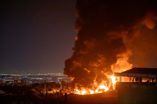 Trump comenta sobre dificuldade em pedir cessar-fogo em ataques de Israel ao Irã durante coletiva. Reprodução: Metrópoles