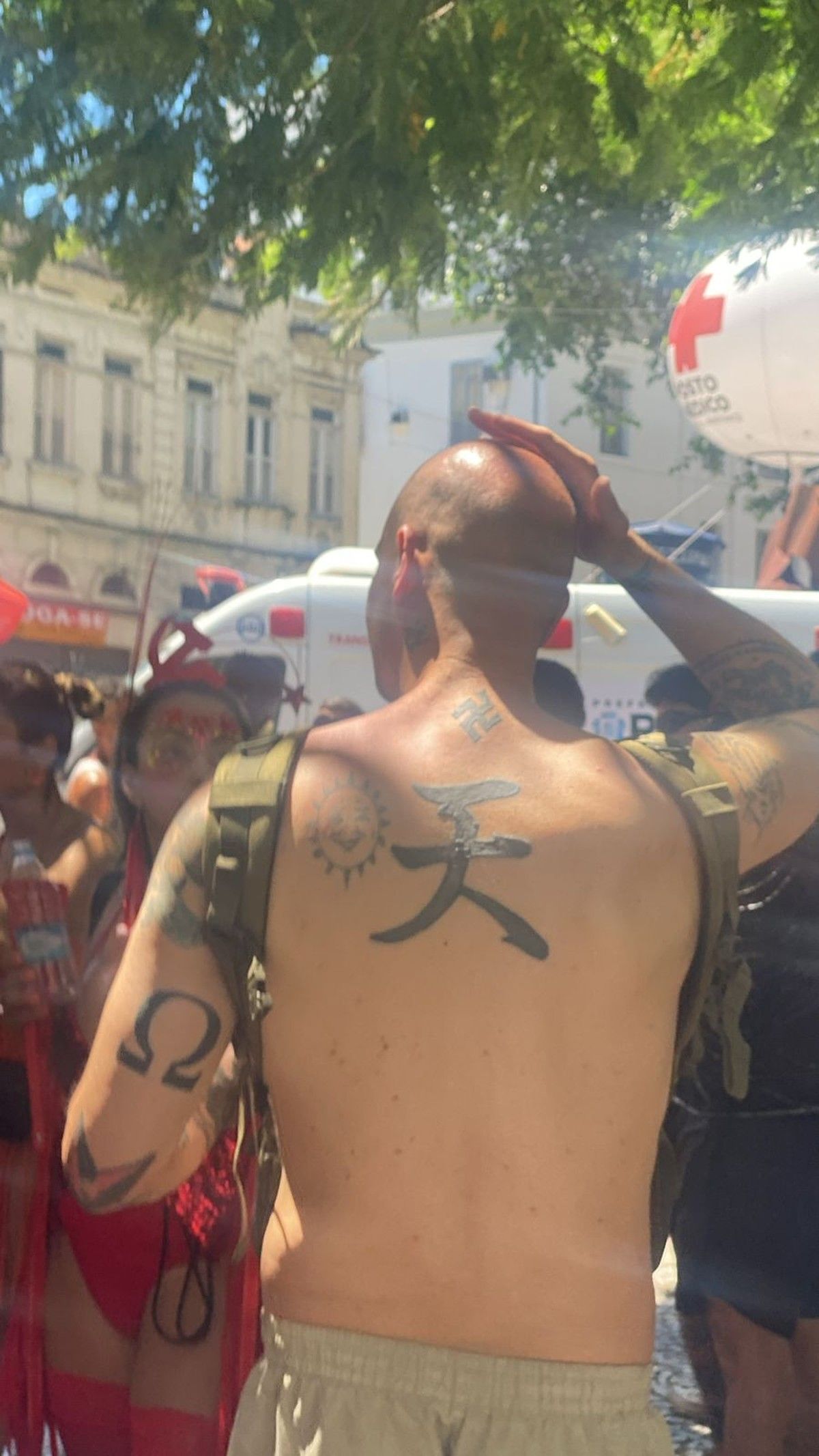 Estrangeiro com tatuagens nazistas é agredido no Rio