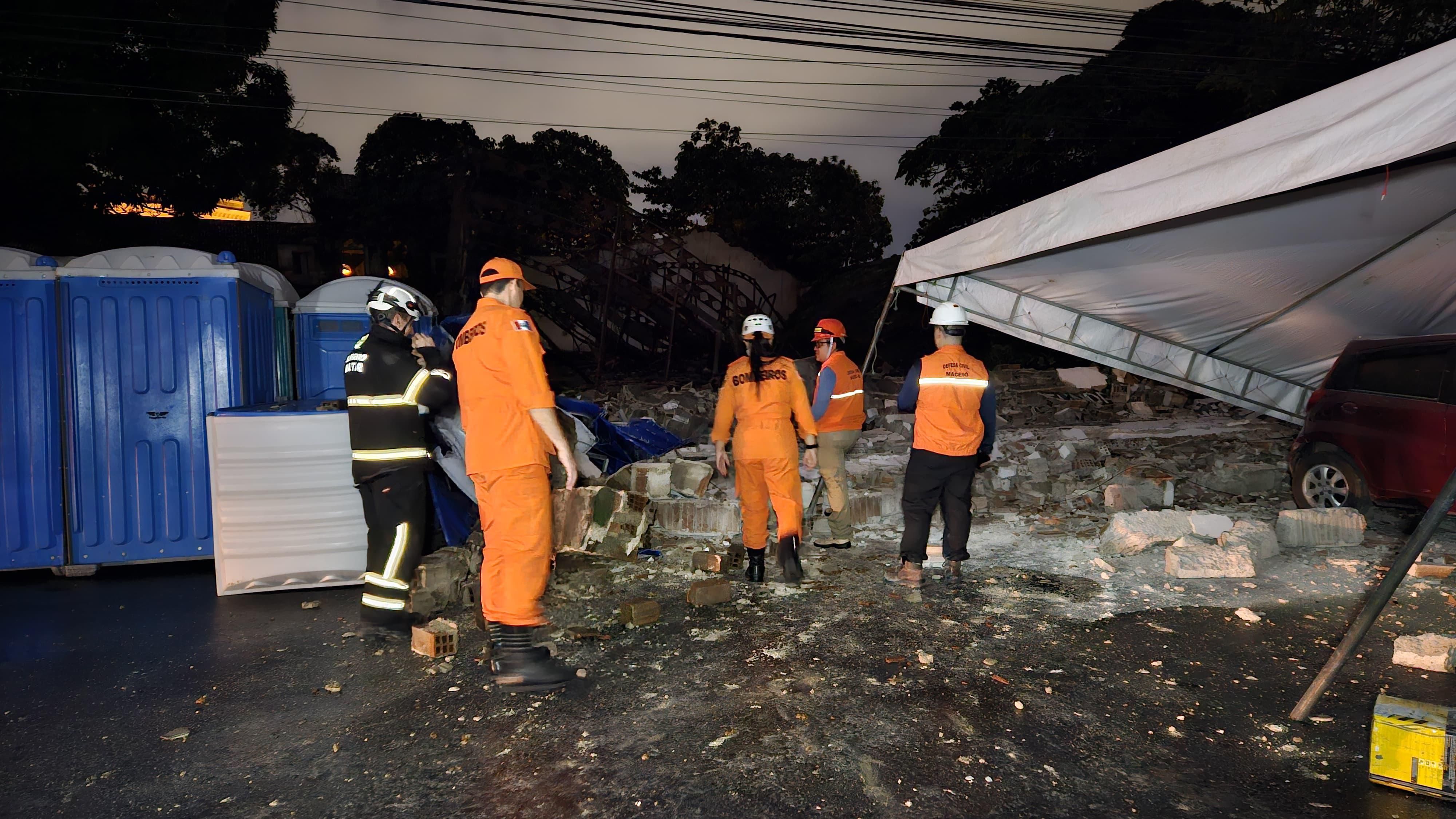 Equipes de resgate atuam após desabamento de galpão em Maceió, socorrendo vítimas e isolando a área. Reprodução: Redação