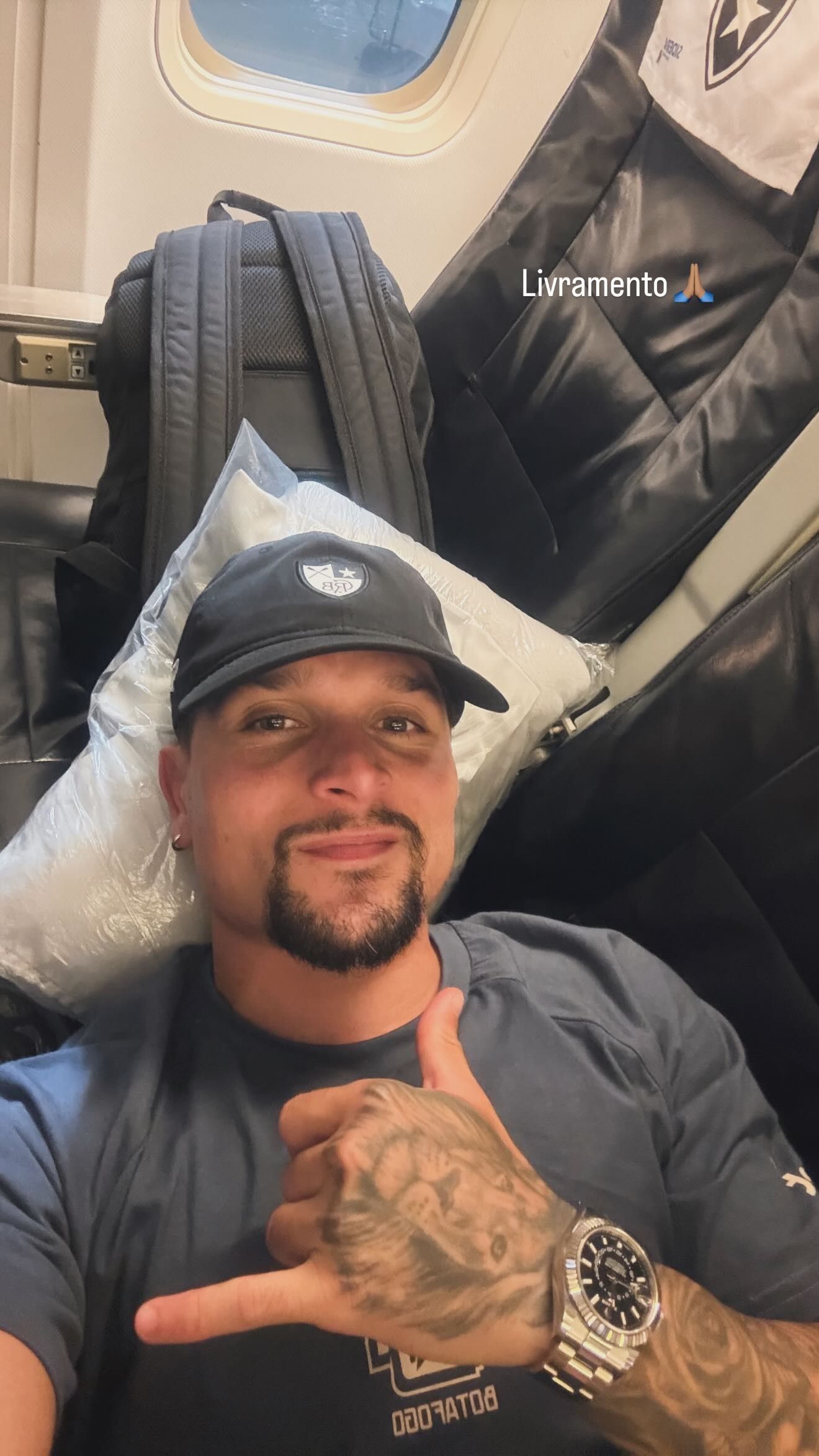 Botafogo enfrenta problema técnico antes da decolagem para São Paulo; jogador reage com alívio.. Reprodução: Ge