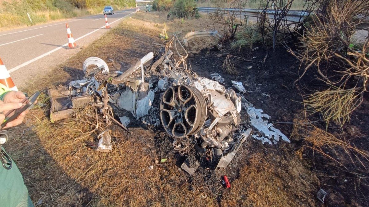 Lamborghini do jogador Diogo Jota após acidente ficou completamente destruída. Reprodução: Esporte IG