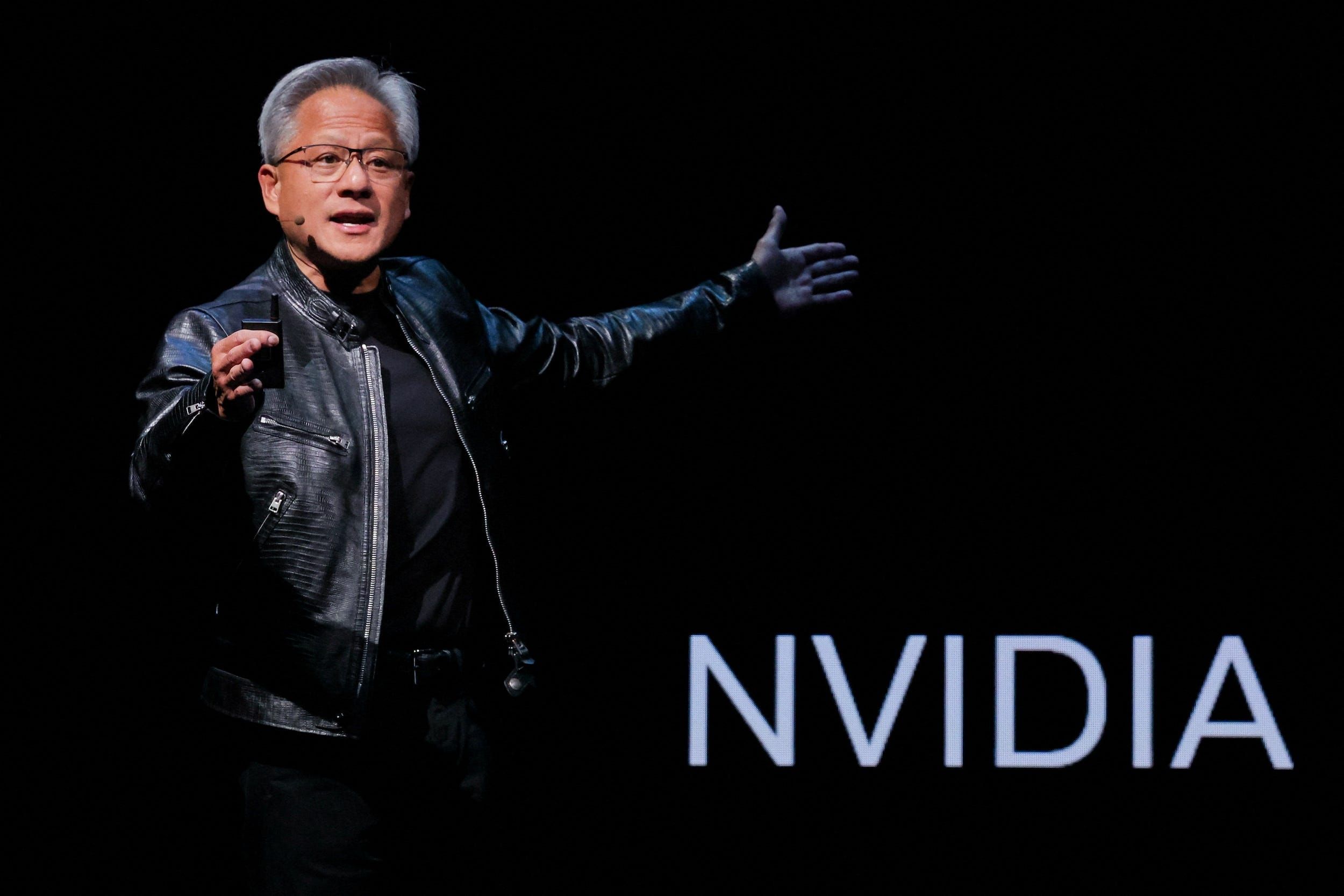 Jensen Huang fala durante a conferência GTC da Nvidia em Washington, em meio a expectativas sobre resultados e IA. Reprodução: Business Insider