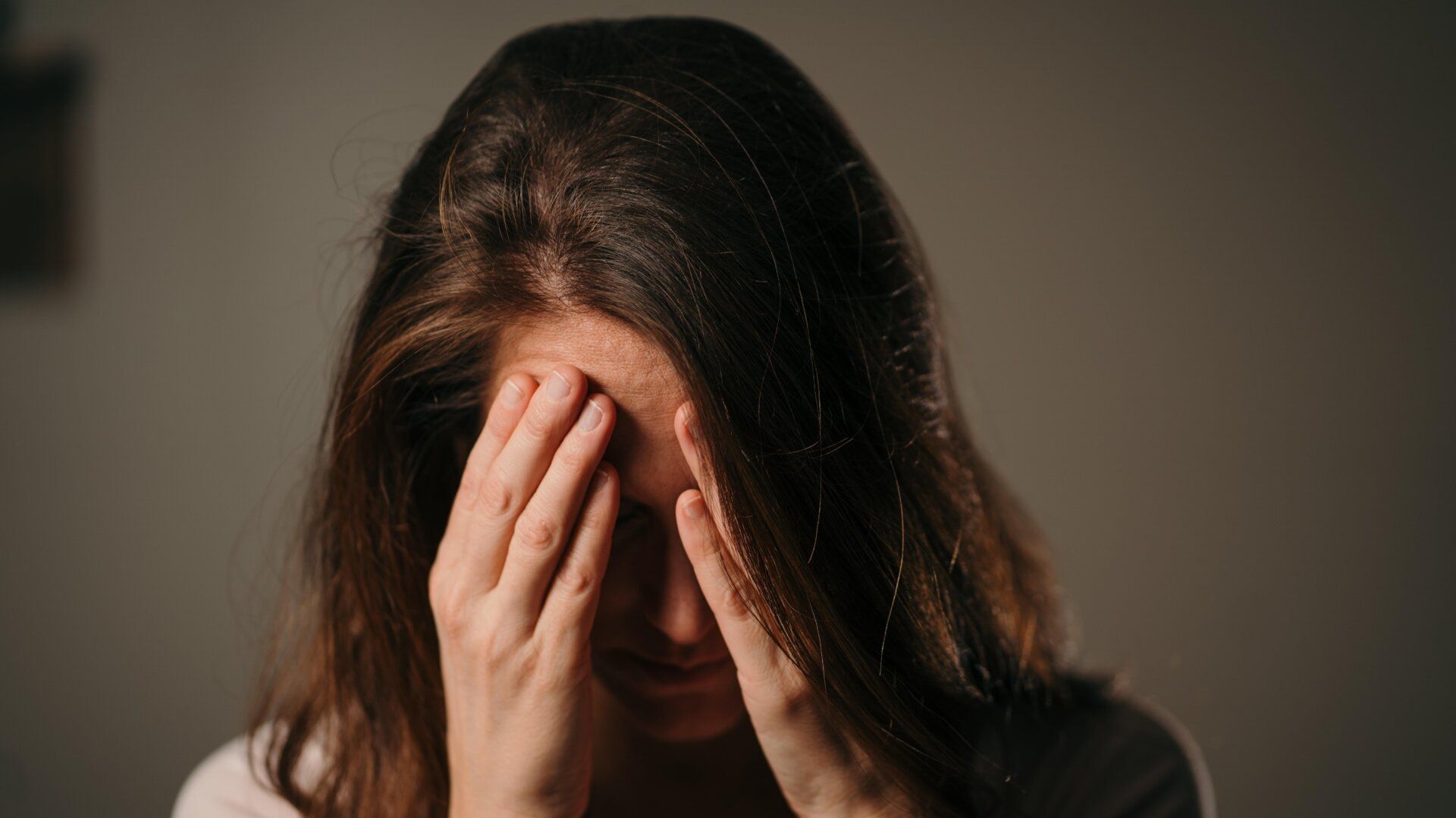 Mudanças climáticas podem aumentar a incidência de enxaquecas; dicas para aliviar a dor. Reprodução: Gizmodo