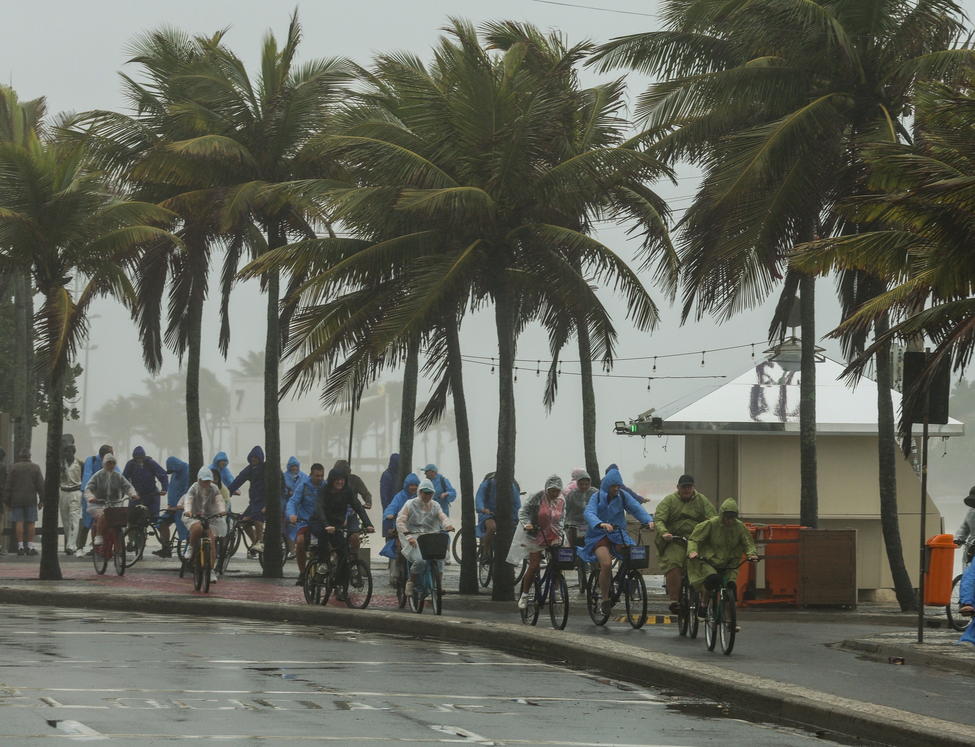Rio de Janeiro sob chuva e neblina, turismo internacional em alta. Legenda da imagem. Reprodução: Retorno do item 11