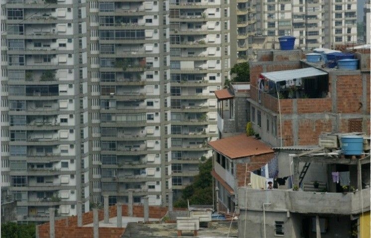 Desigualdade social é evidenciada por contraste entre prédio de luxo e favela da Rocinha. Reprodução: Globo