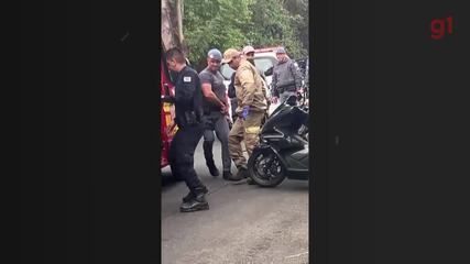 Guardas da GCM de Serra Negra são socorridos após abordagem violenta a suspeito. Reprodução: Globo