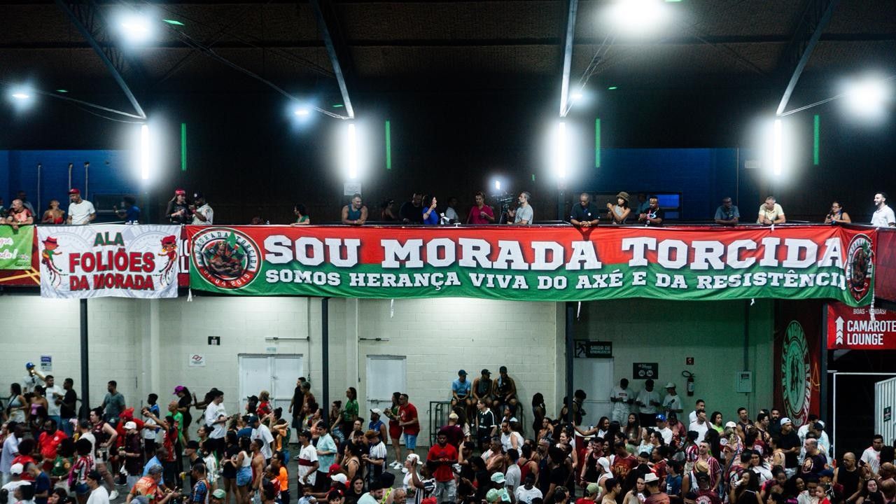 Mocidade Alegre celebra 13º título no Grupo Especial em quadra lotada de SP. Reprodução: G1