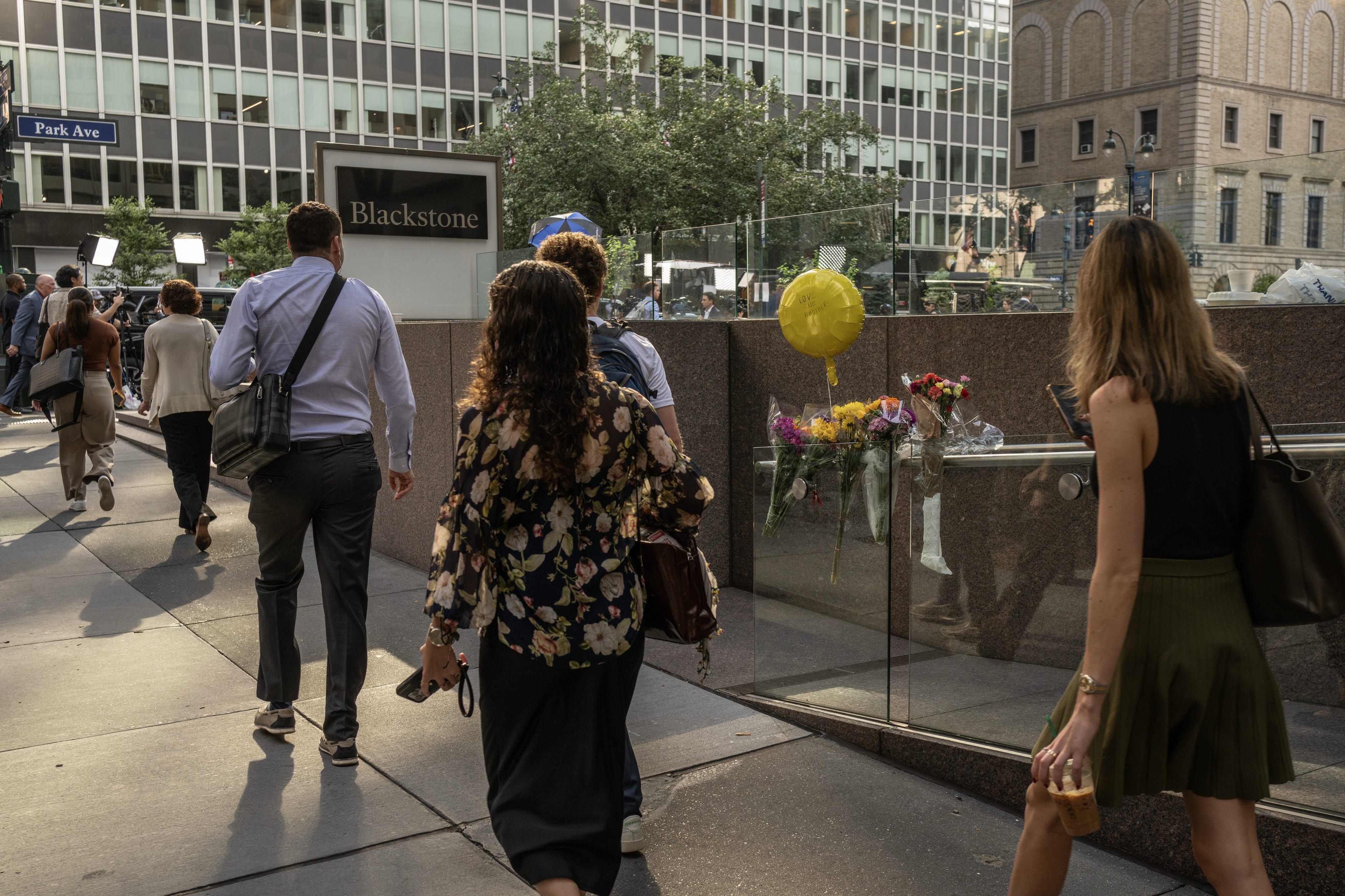 Memorial montado em frente ao prédio onde ocorreu o tiroteio em Midtown Manhattan. Reprodução: Business Insider