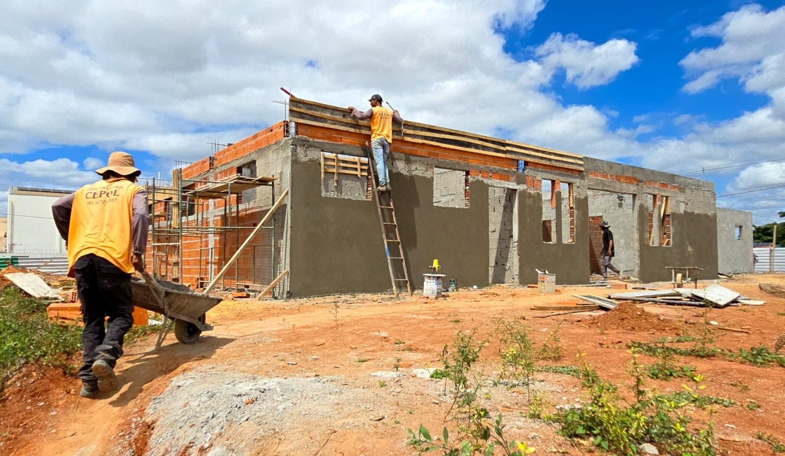 UBS Alecrim em Canelas, Montes Claros: obra na fase final, com telhado, reboco prontos e piso intertravado na etapa final. Legenda da imagem. Reprodução: Retorno do item 11