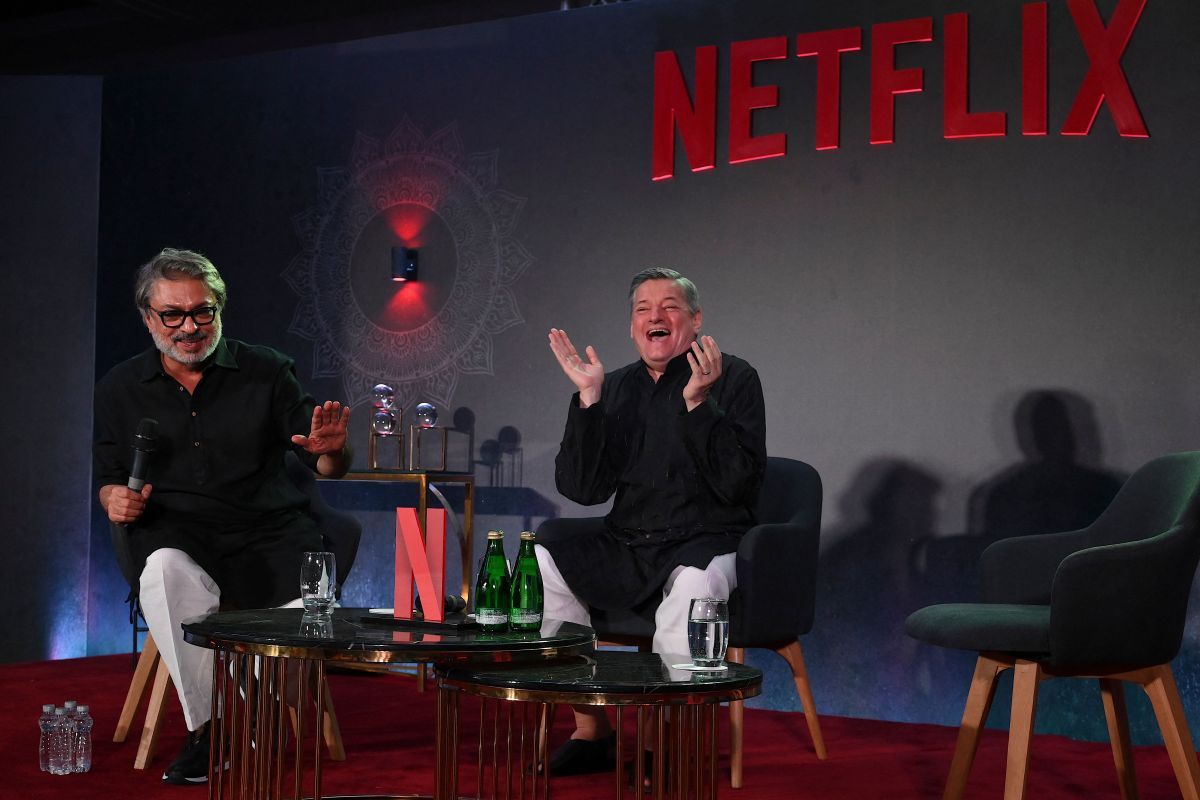 Ted Sarandos, co-CEO da Netflix, afirma que a meta de US$ 1 trilhão em valor de mercado é possível. Reprodução: TechCrunch