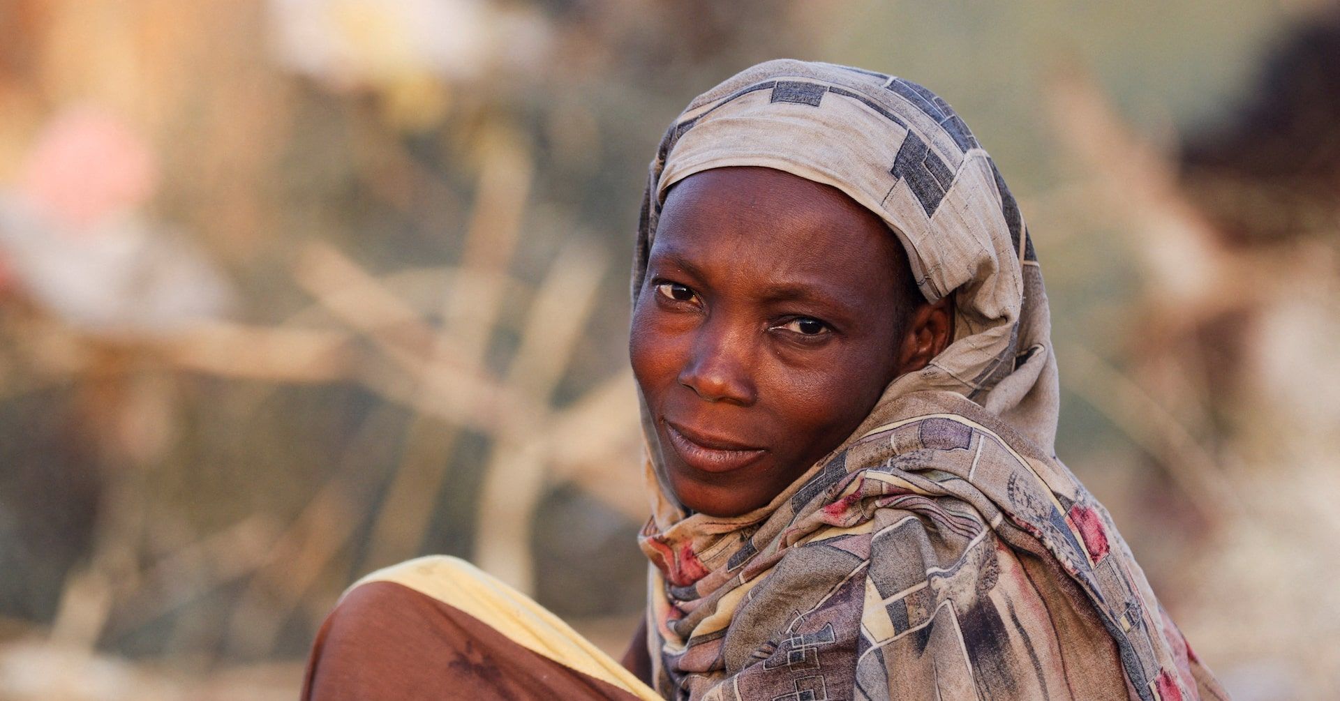 Mães e crianças buscam abrigo no campo de deslocados de Zamzam, em meio a ataques. Reprodução: Reuters