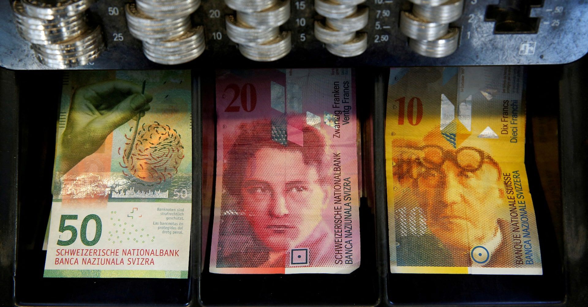 A valorização do franco suíço gera preocupações para a indústria, exigindo possível intervenção do Banco Nacional da Suíça. Reprodução: Reuters