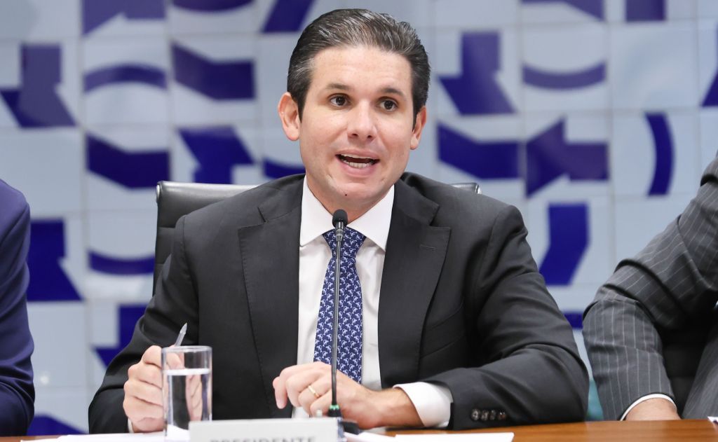 Hugo Motta se encontra com deputado investigado pela PF