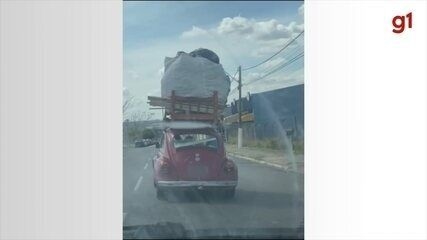 Fusca com carga maior que o carro, incluindo cama, é flagrado em Itapetininga (SP). Reprodução: Retorno do item 11