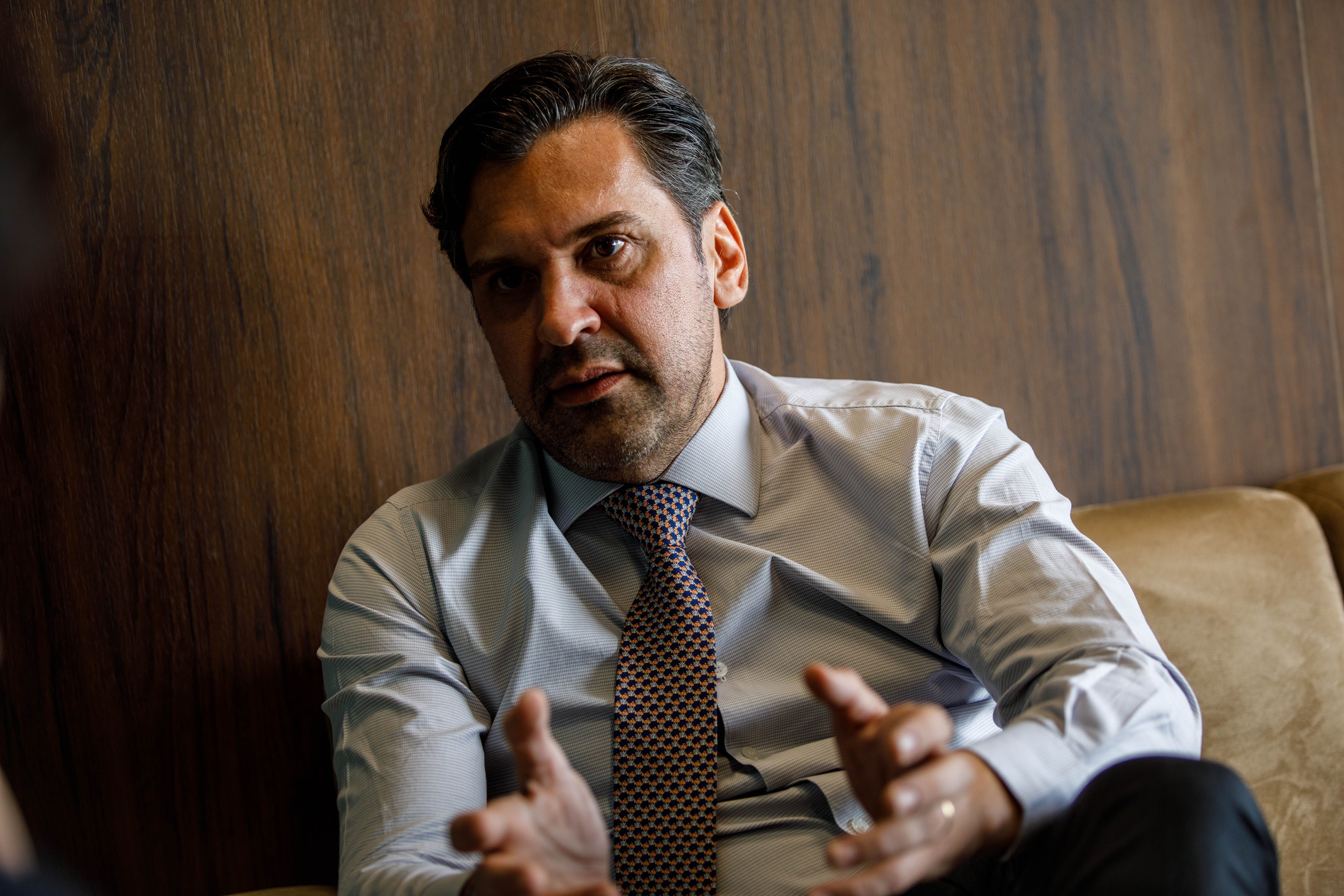 Deputado Isnaldo Bulhões, líder do MDB na Câmara, em entrevista sobre Lira e Hugo Motta.. Reprodução: Oglobo