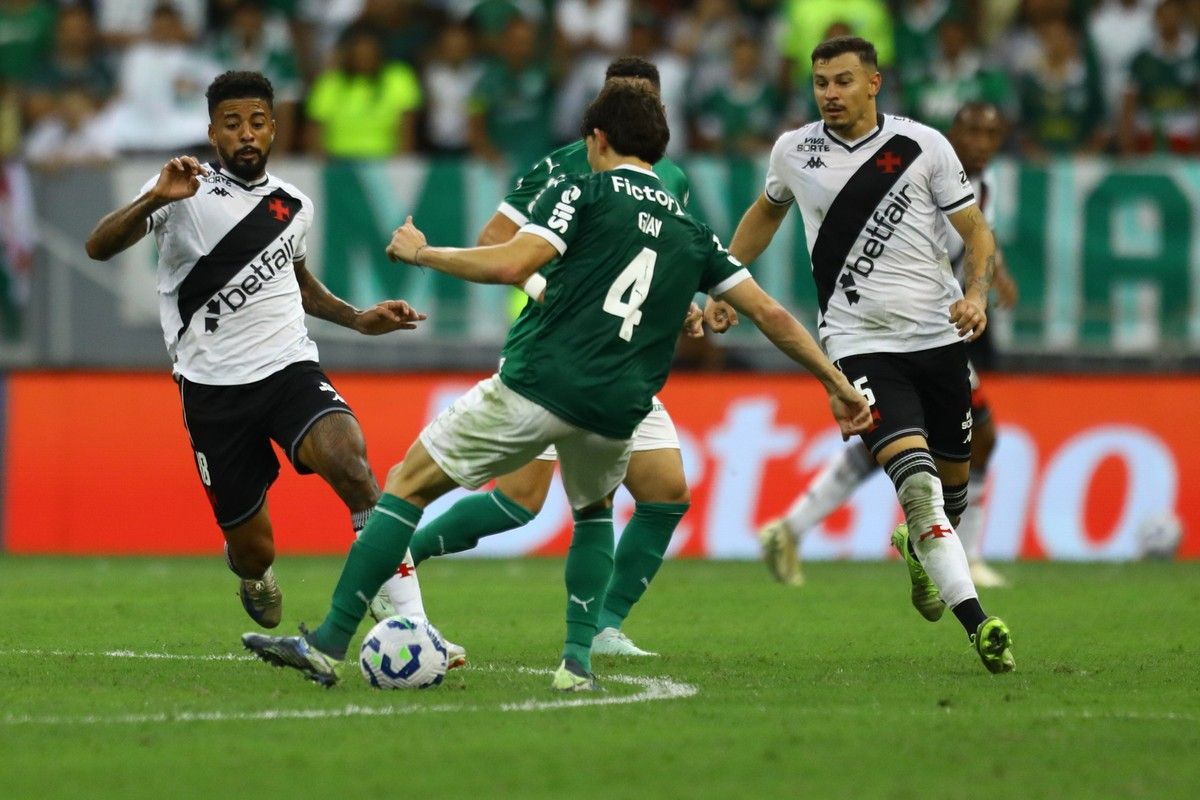 Torcedores do Vasco se preparam para o jogo contra o Palmeiras no Brasileirão. Reprodução: Globo