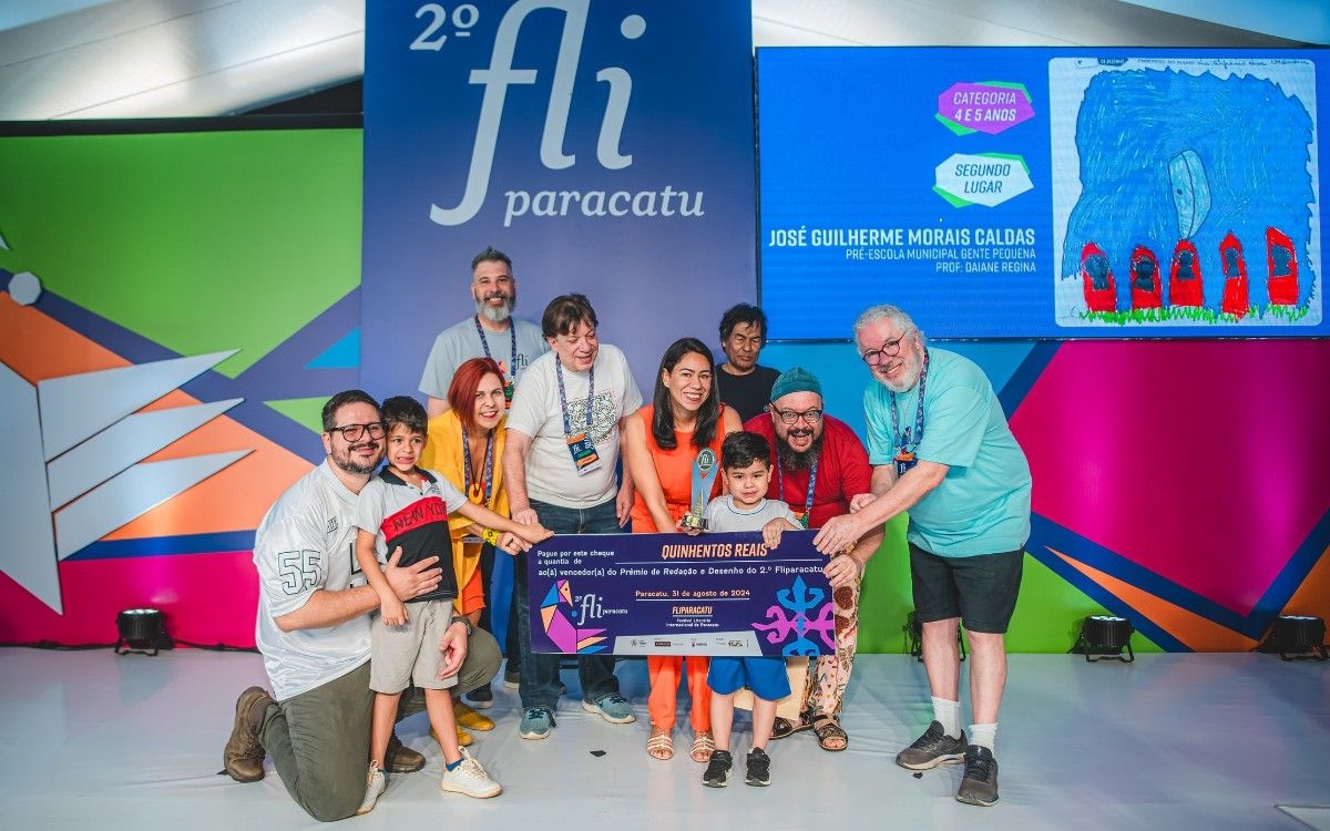 Estudantes participam da entrega do Prêmio de Redação e Desenho do Festival Literário de Paracatu. Reprodução: G1