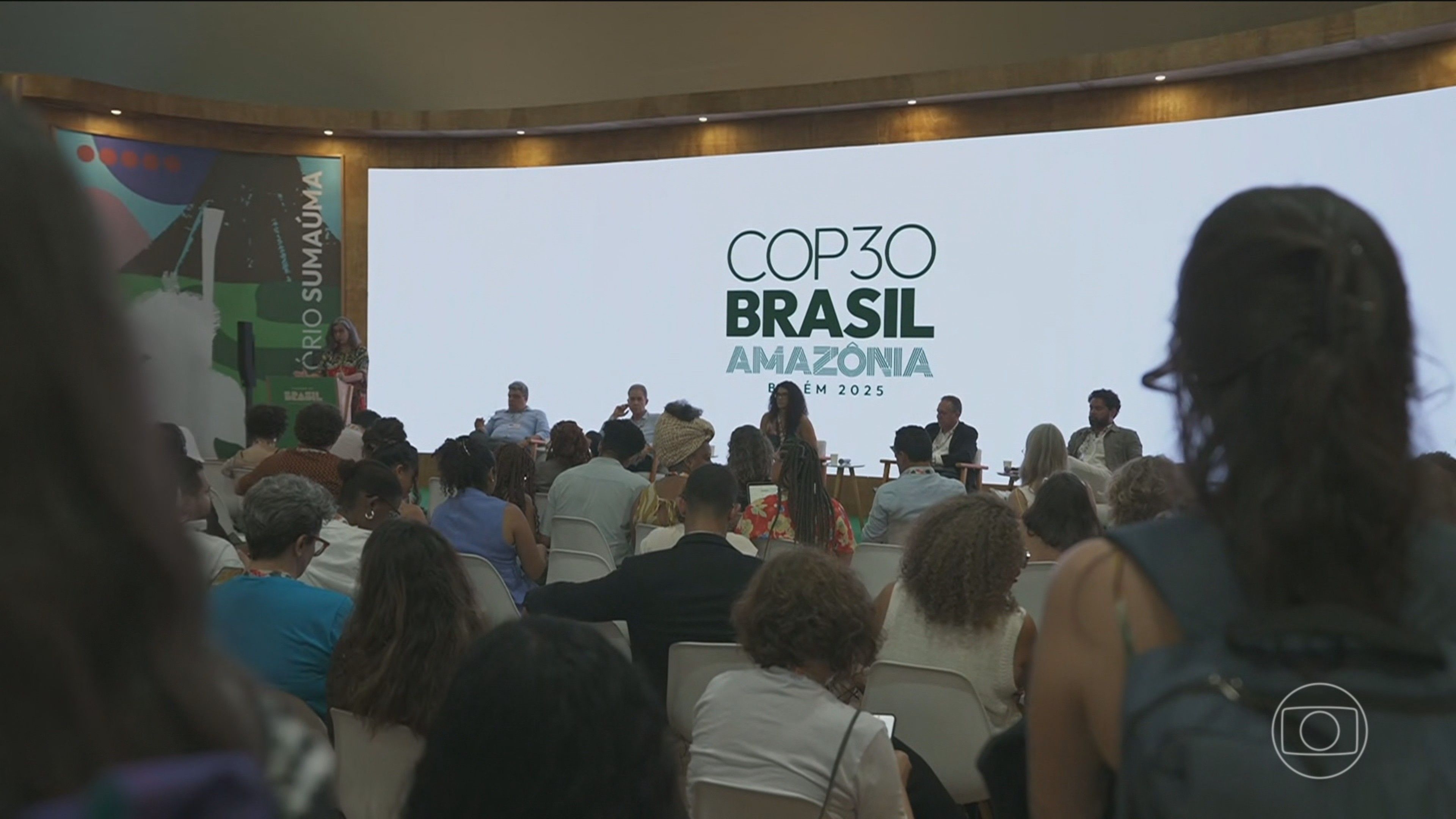 Legenda da imagem. Delegações de 194 países chegam à COP30 em Belém, enfrentando chuva amazônica. Reprodução: Globo