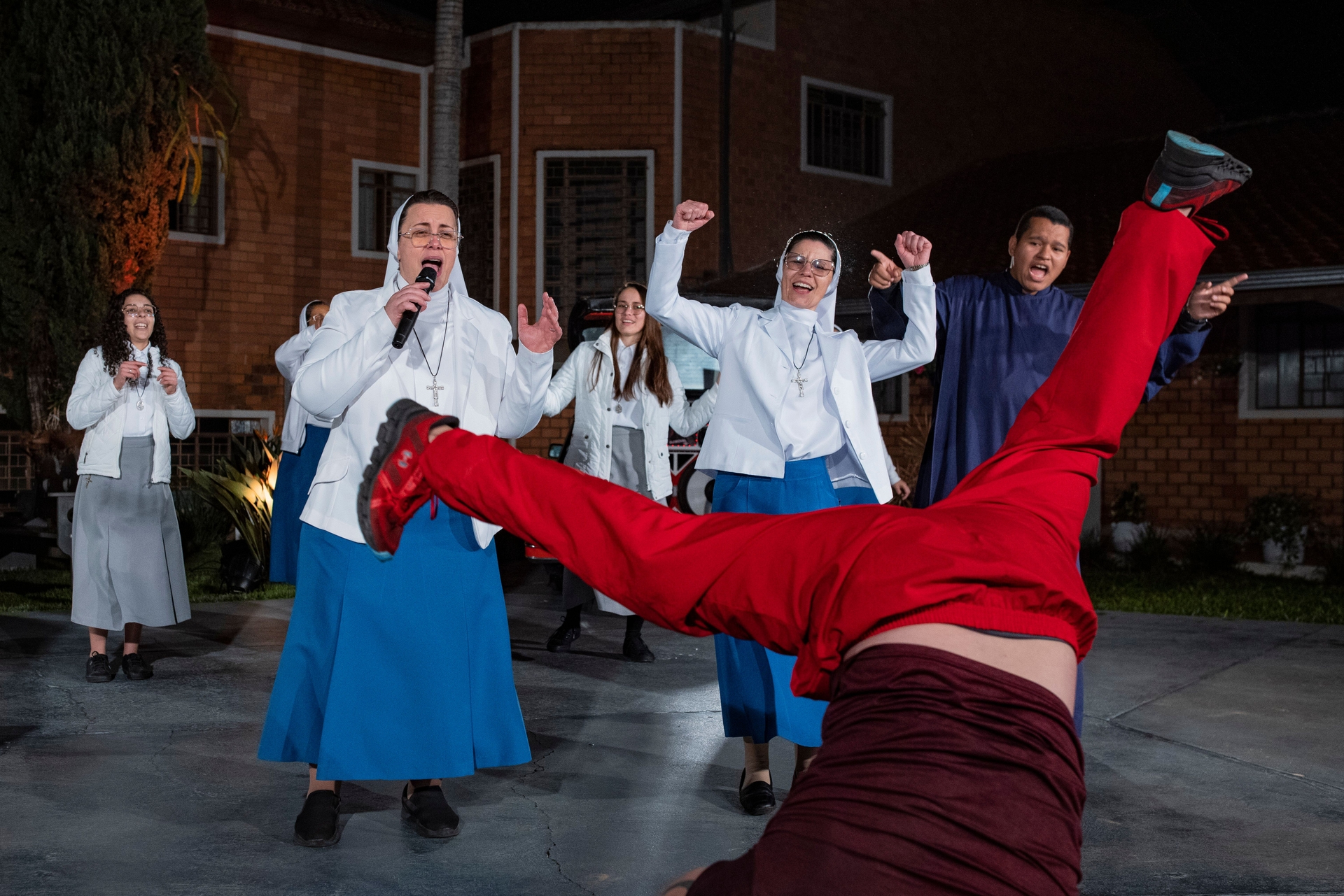 Freiras do Paraná atraem atenção com clipe dançante e estilo descontraído no convento. Reprodução: Globo
