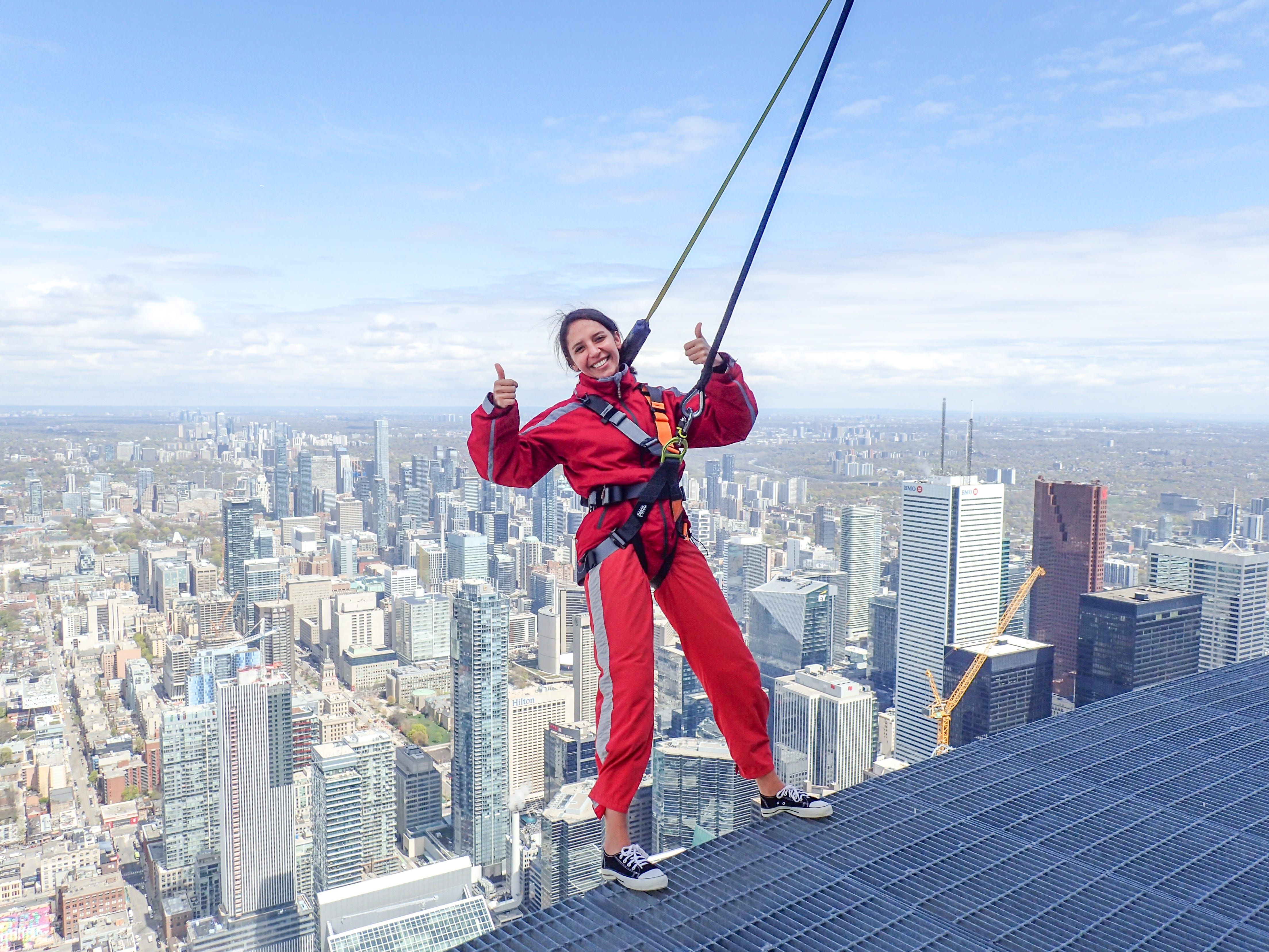 Latifah se destaca com vestido elegante em loja de roupas em Toronto. Reprodução: Business Insider