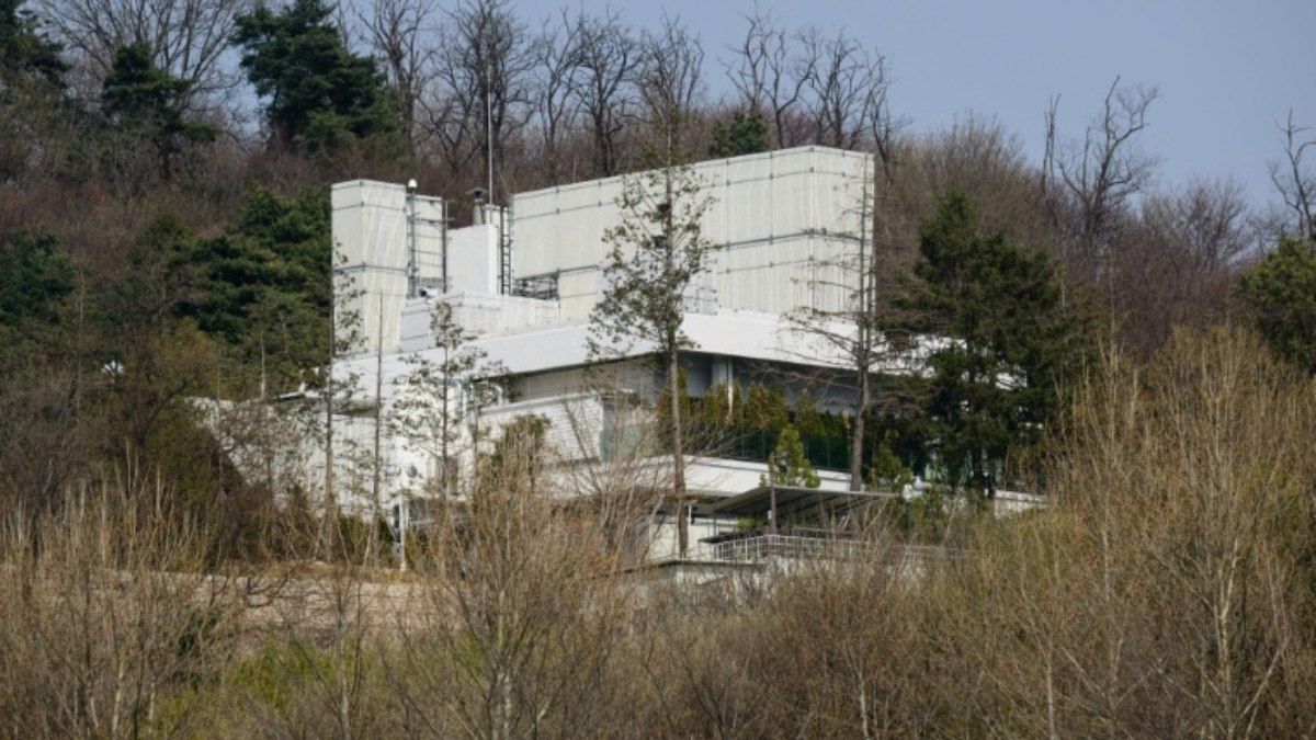 A polícia sul-coreana realiza operação de busca no escritório do ex-presidente Yoon Suk Yeol. Reprodução: AFP