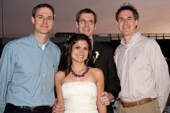 A autora compartilha sua experiência de casamento com um dos irmãos gêmeos idênticos. Reprodução: Business Insider