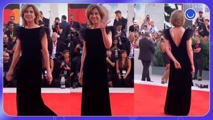 Fernanda Torres no tapete vermelho de Veneza, vencedora do melhor look com vestido preto e mangas bufantes. Legenda da imagem. Reprodução: Gshow