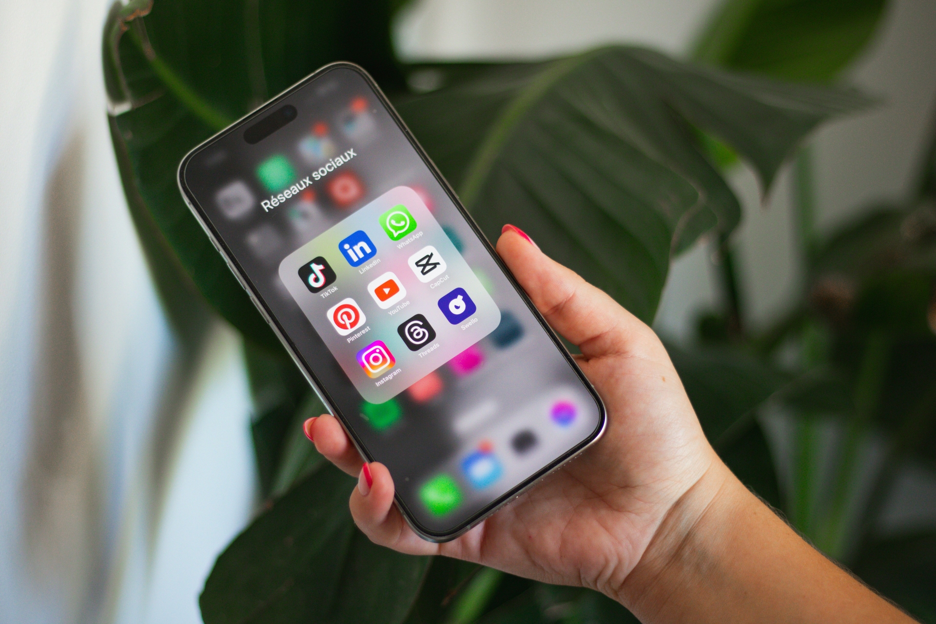 Discussões sobre novos regulamentos para redes sociais ganham destaque no Congresso, após denúncias de influenciador. Reprodução: Globo