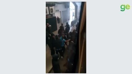 Torcedores cercam e atacam o ônibus do Grêmio no aeroporto em protesto. Reprodução: Globo