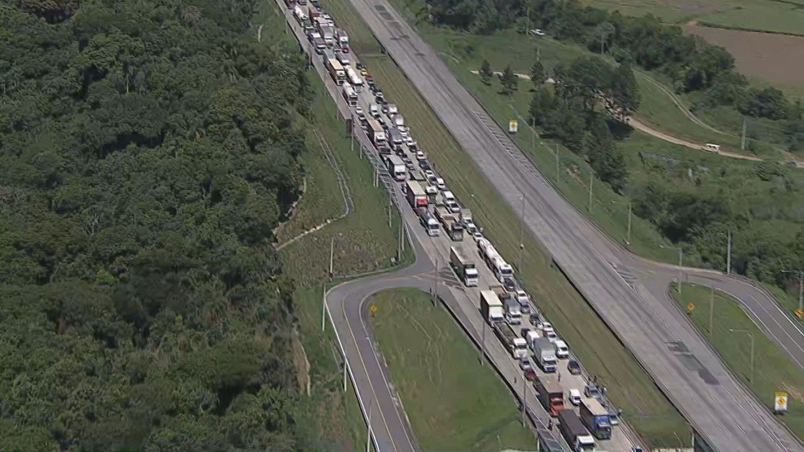 Acidente entre carro de passeio e carreta na rodovia deixa três mortos e dois feridos. Reprodução: TV Globo