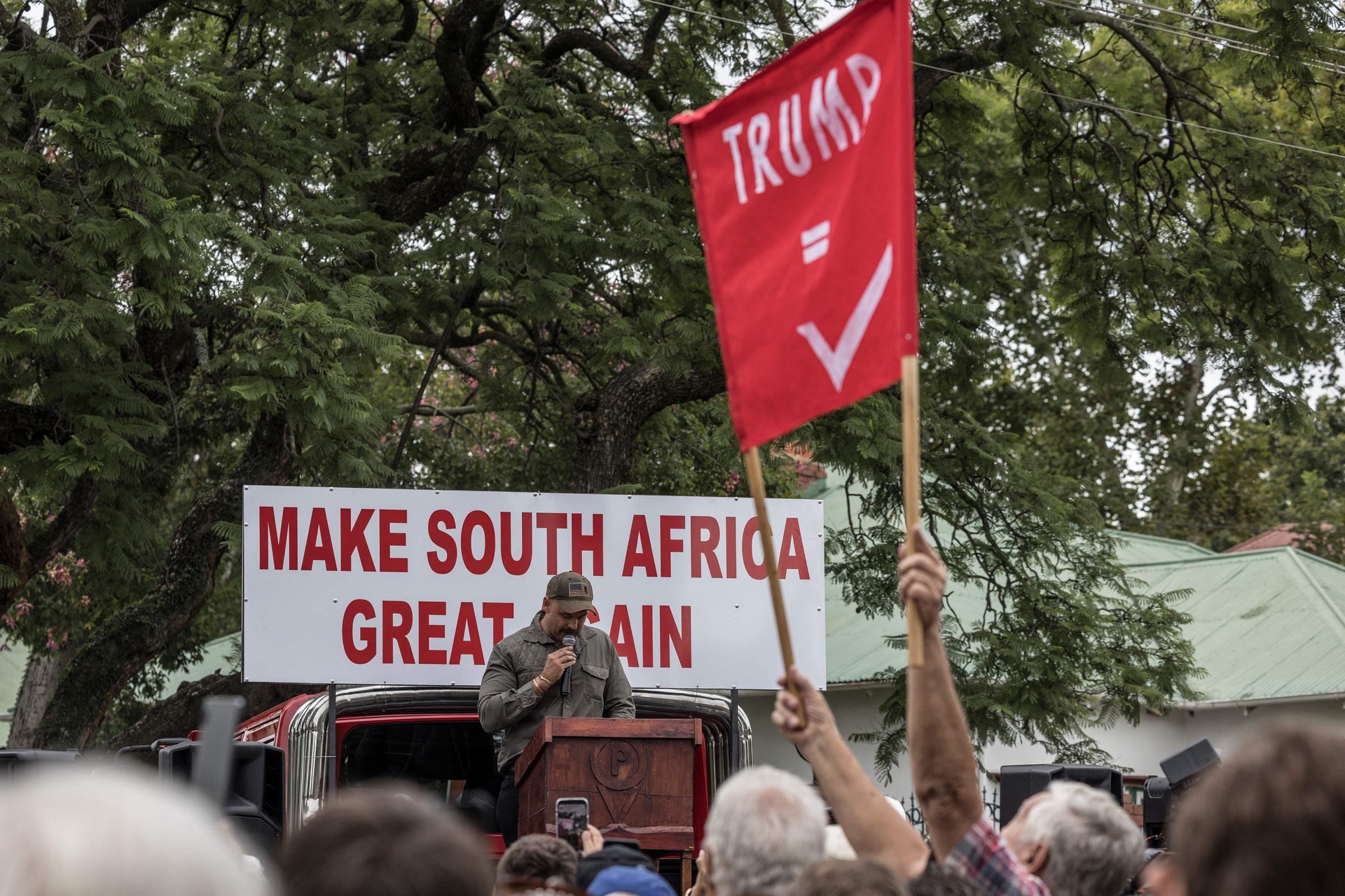 Bóeres sul-africanos chegam a Washington como refugiados após a decisão de Trump. Reprodução: Globo