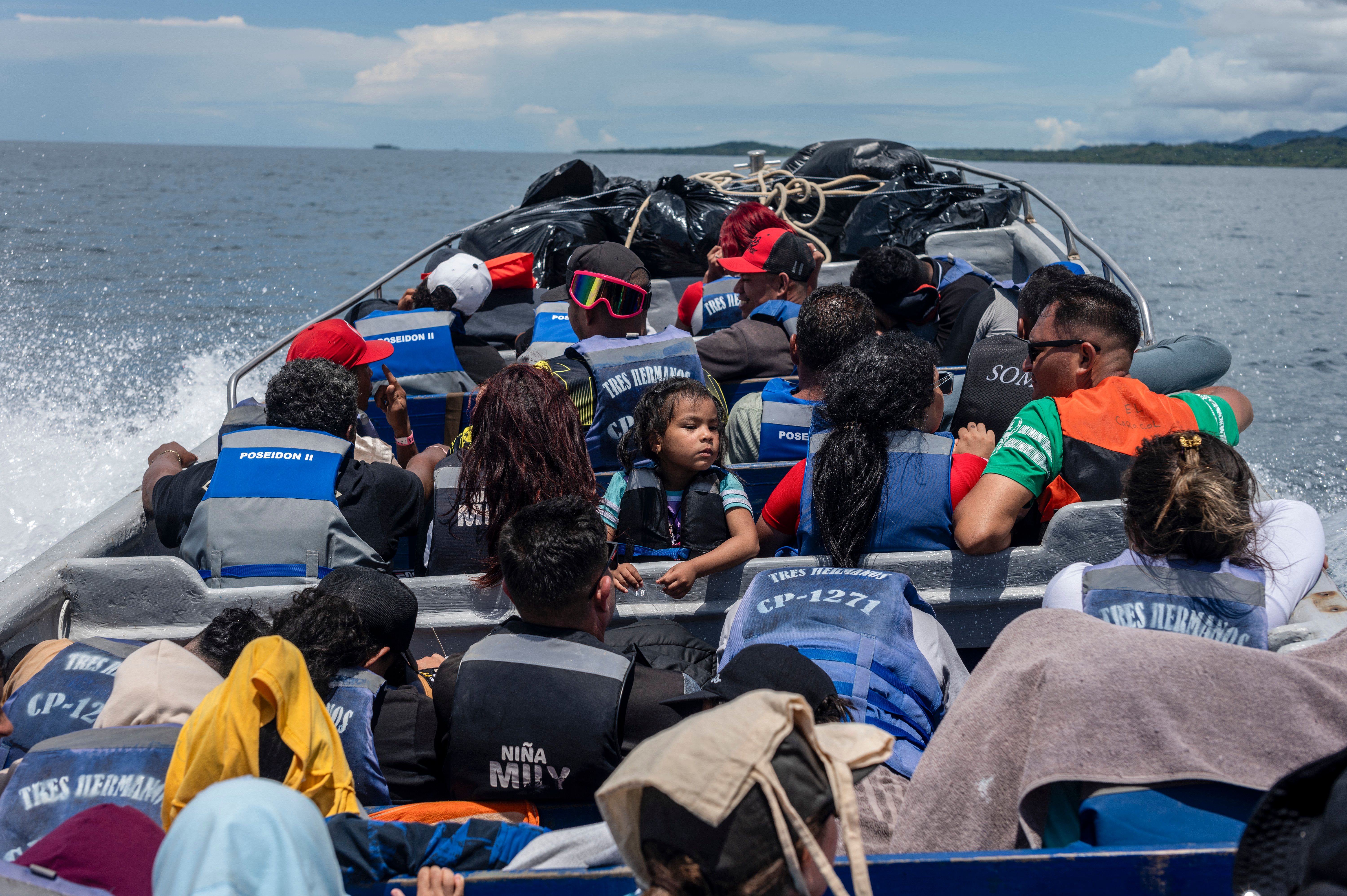 Venezuelanos enfrentam riscos em trajeto de barco pela costa do Panamá rumo ao retorno ao seu país.; Reprodução: Globo