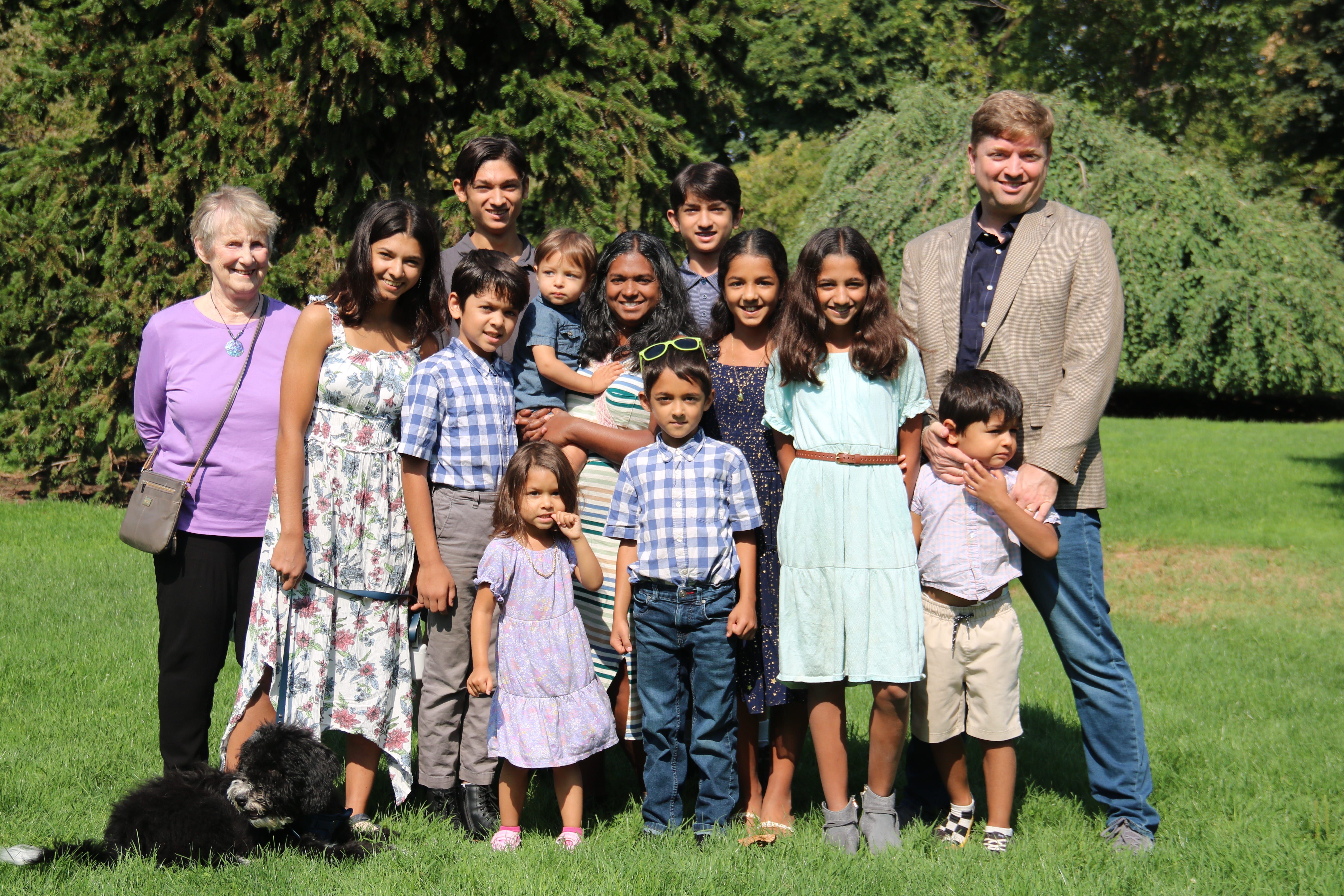 Autora com o marido, dez filhos e a avó em foto da família. Legenda da imagem. Reprodução: Business Insider