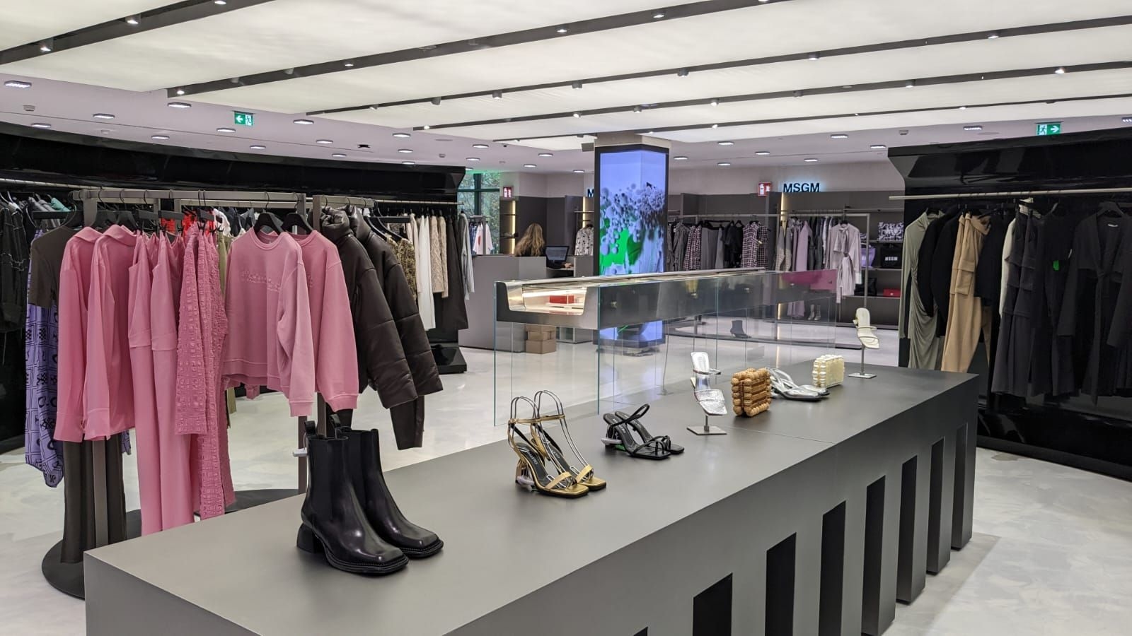 Espaço interno da loja WOW na rua Serrano, em Madrid, focada na expansão física e online. Reprodução: Cincodias