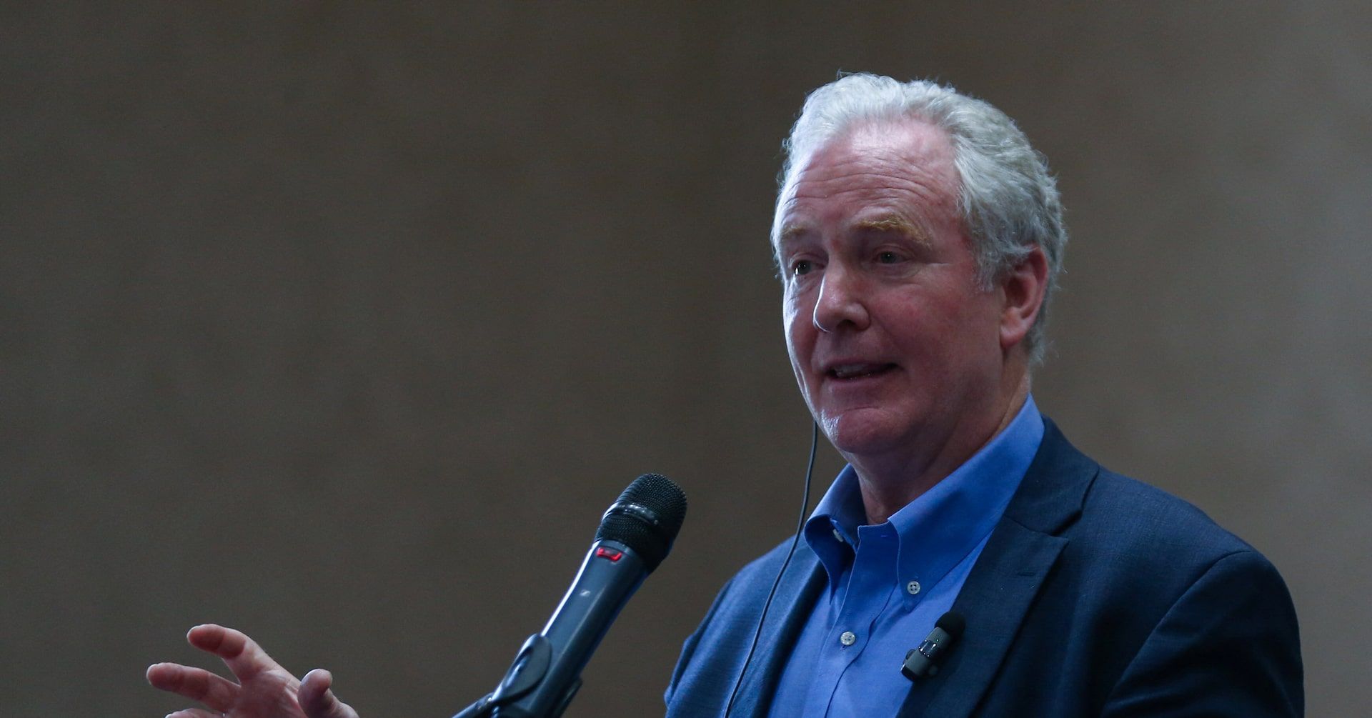 Senador Chris Van Hollen se encontra com homem deportado injustamente para El Salvador. Reprodução: Reuters