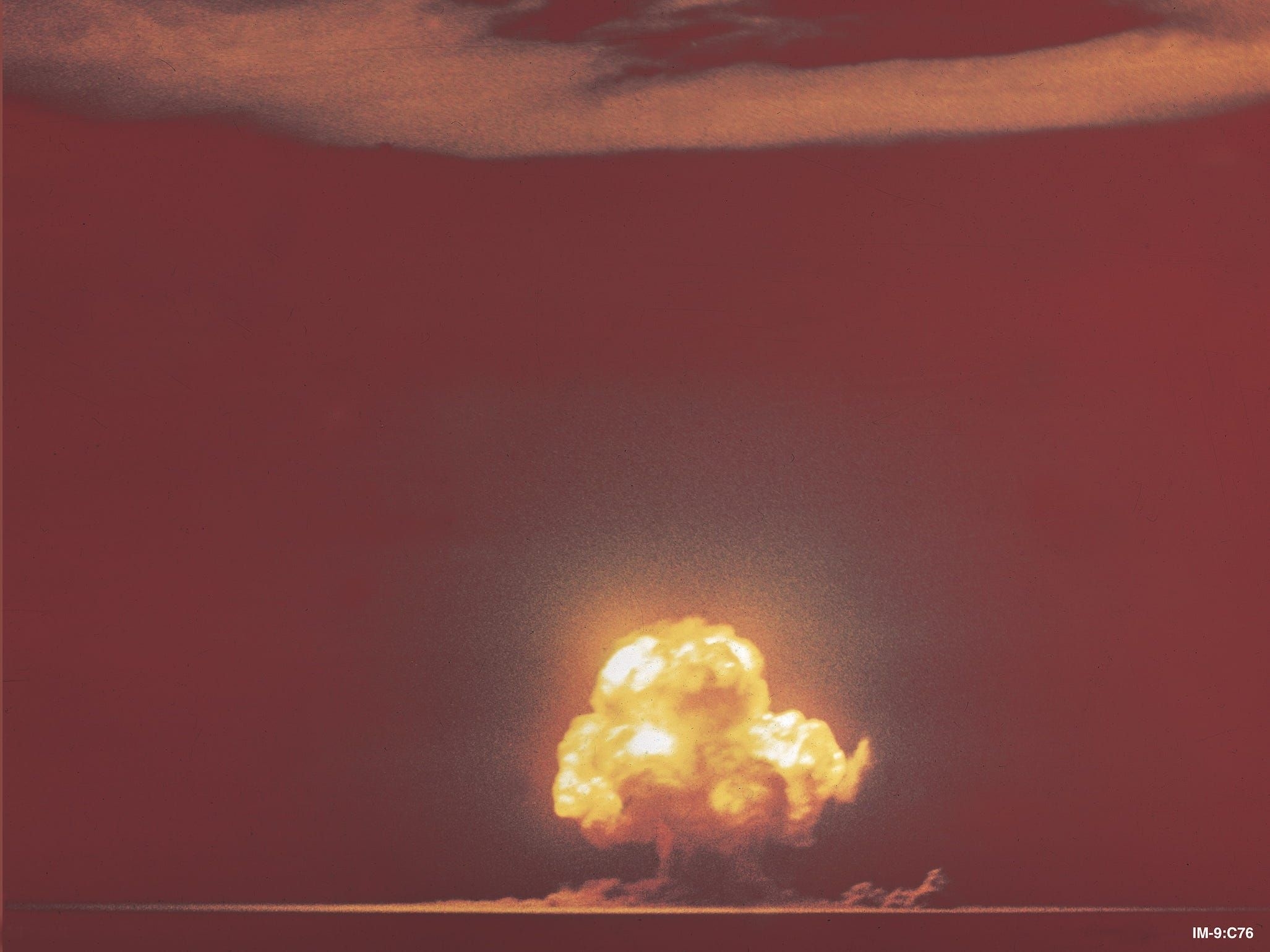 A nuvem de cogumelo do teste nuclear Trinity se eleva sobre o deserto do Novo México. Reprodução: National Security Research Center