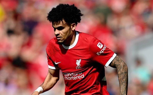 Luis Díaz gera revolta na torcida do Liverpool ao ignorar funeral de Diogo Jota para participar de festa. Legenda da imagem. Reprodução: iG Esporte