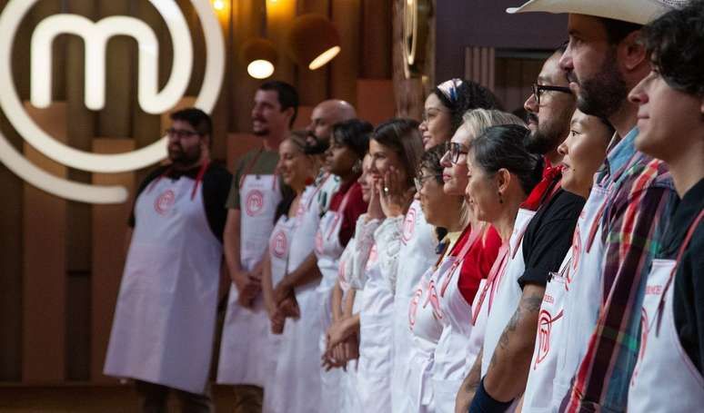Flávia é eliminada do 'MasterChef Brasil 2025' após entregar peixe cru em prova de eliminação. Reprodução: Terra