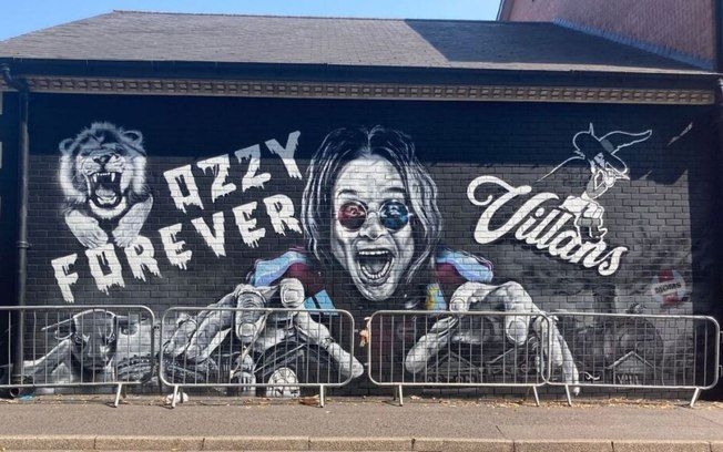Mural de Ozzy se destaca na estreia do Aston Villa, atraindo muitos torcedores. Reprodução: iG.