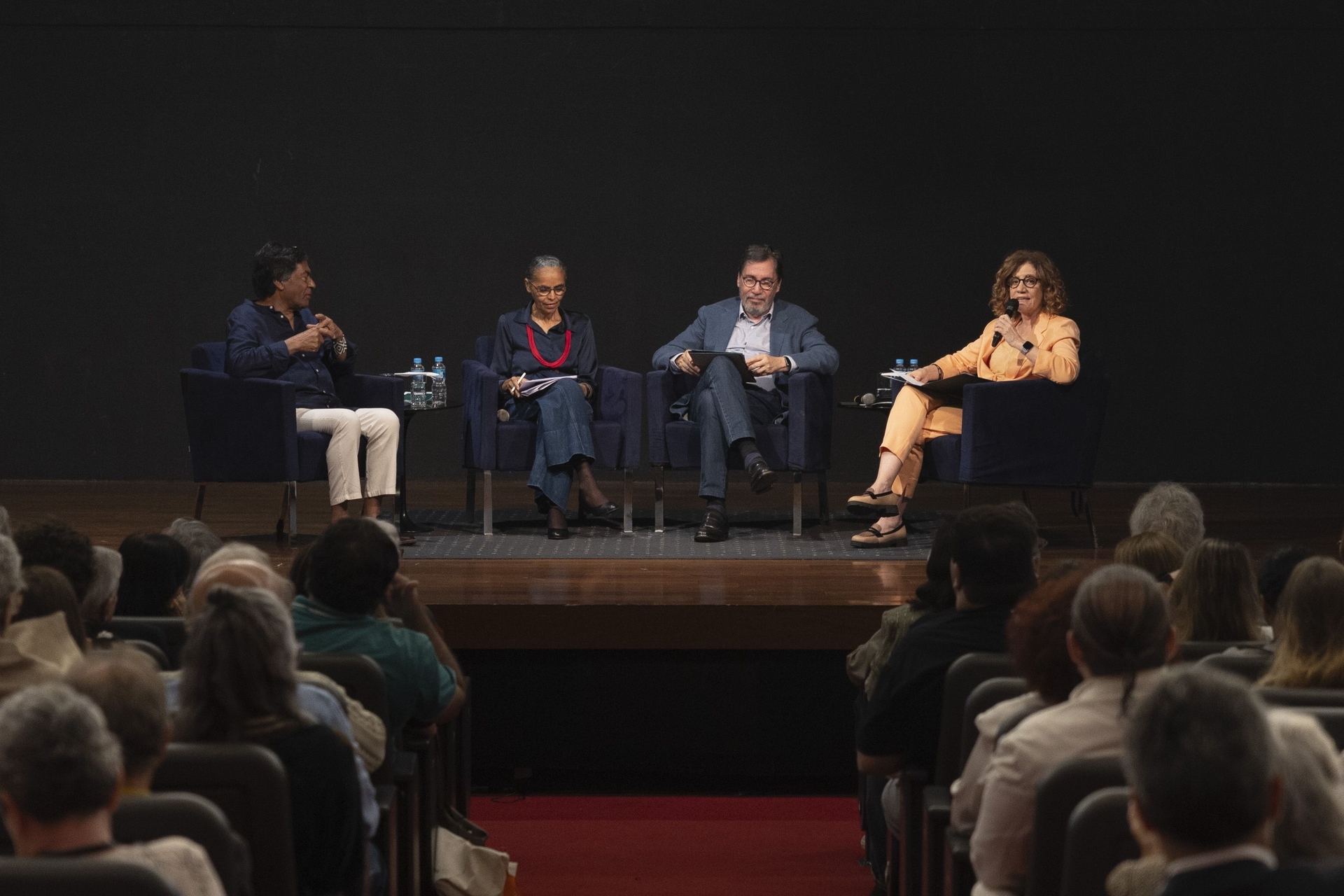 Fernanda Montenegro abraça Marina Silva no palco, durante debate da COP30 na Academia Brasileira de Letras. Legenda da imagem. Reprodução: Retorno do item 11