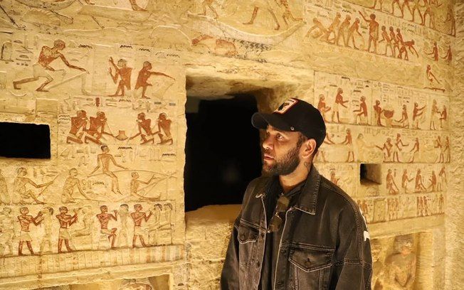 Daniel Alves compartilha imagem enigmática em local com inscrições do Egito Antigo. Reprodução: Esporte IG