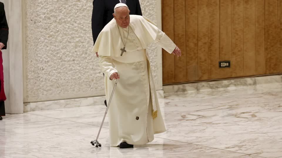 Papa Francisco sofre queda após bengala quebrar