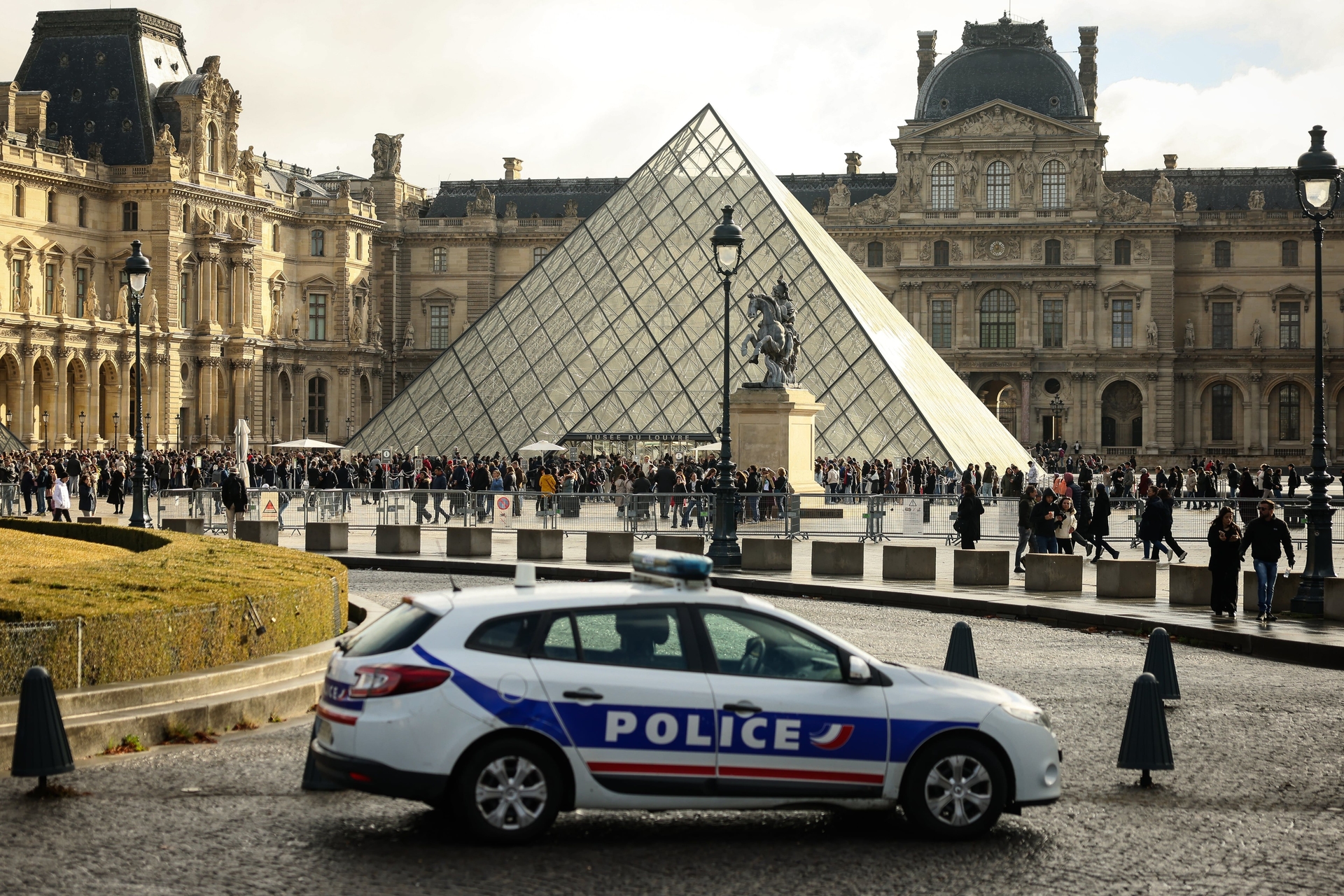 França prende suspeito de ser o quarto integrante do grupo que roubou o Louvre.. Reprodução: El País
