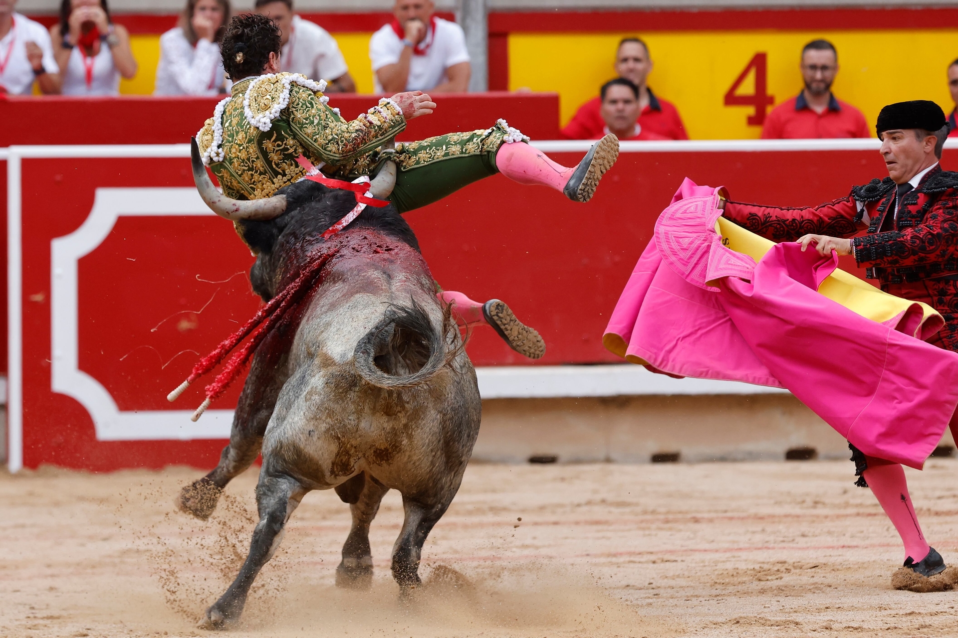 Rafaelillo é ferido durante a lide do quarto touro na San Fermín. Reprodução: El País