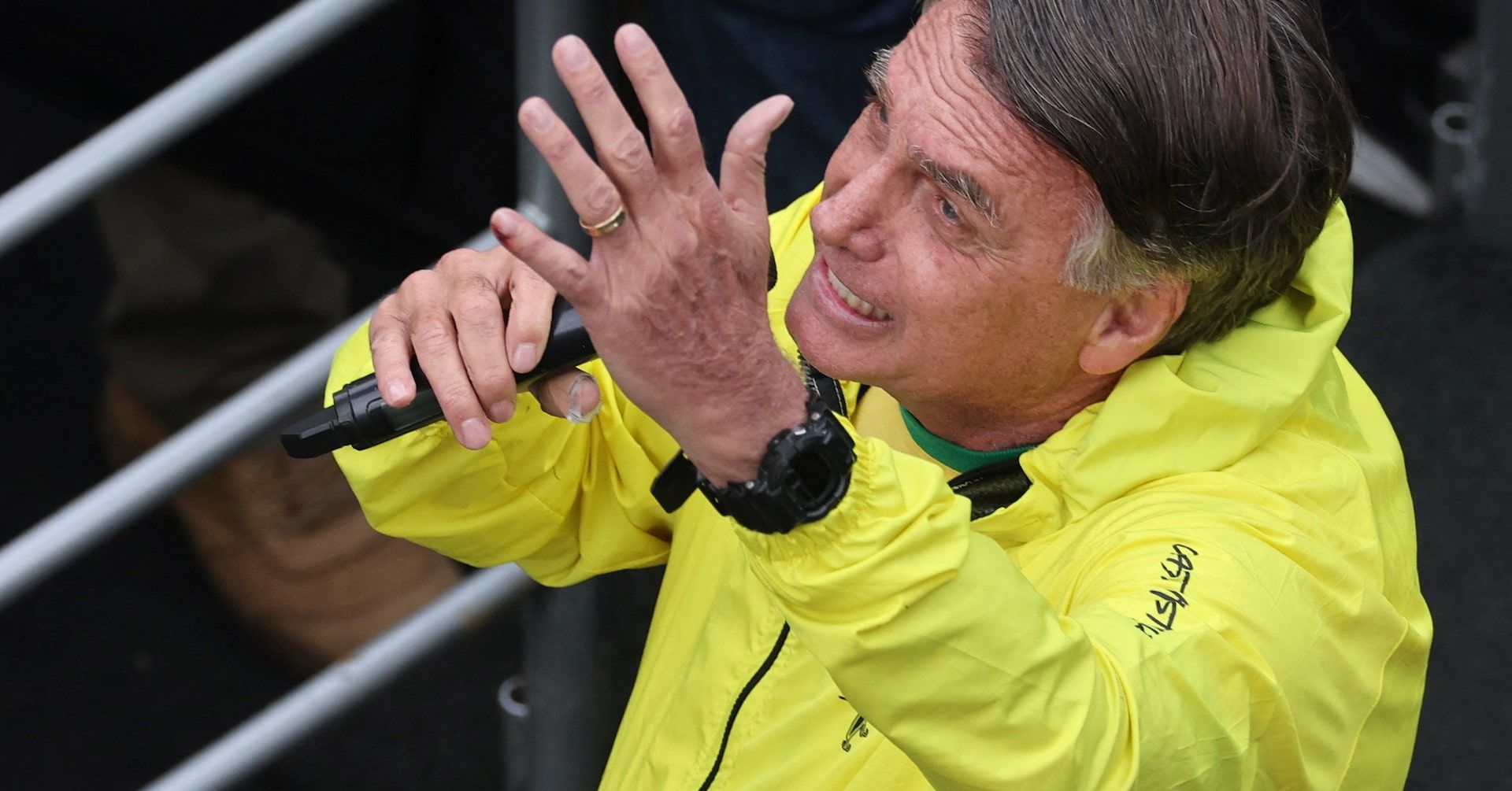 Ex-presidente Jair Bolsonaro pode passar por nova cirurgia após sentir fortes dores abdominais. Reprodução: Reuters