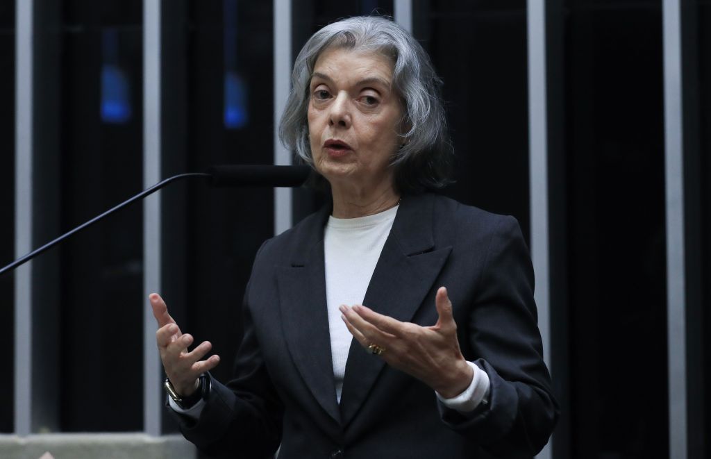 Cármen Lúcia mantém suspensão de auxílio a juízes do MT