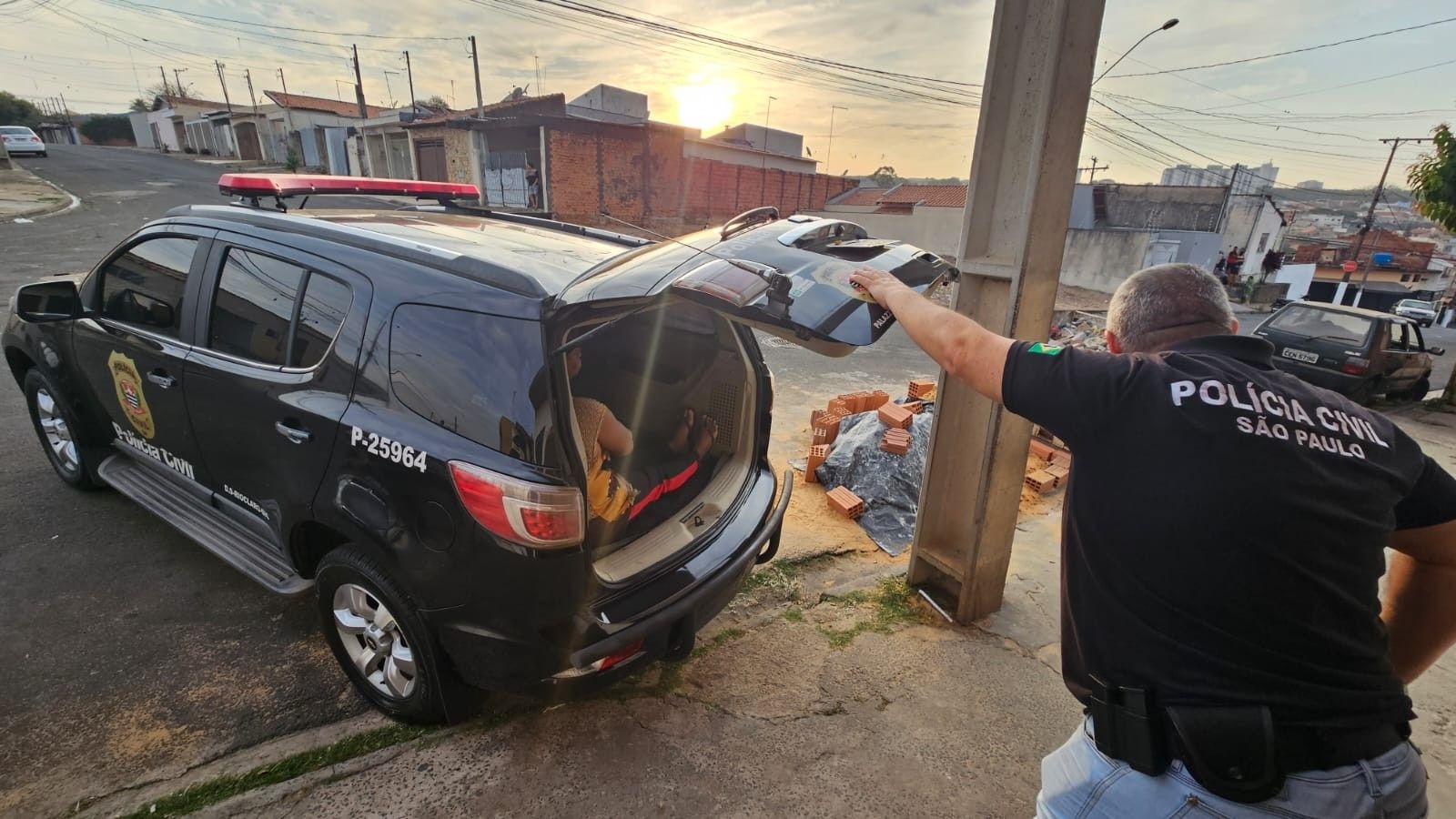 Mulher é presa em Rio Claro durante operação contra organização criminosa de fraudes financeiras. Reprodução: Globo