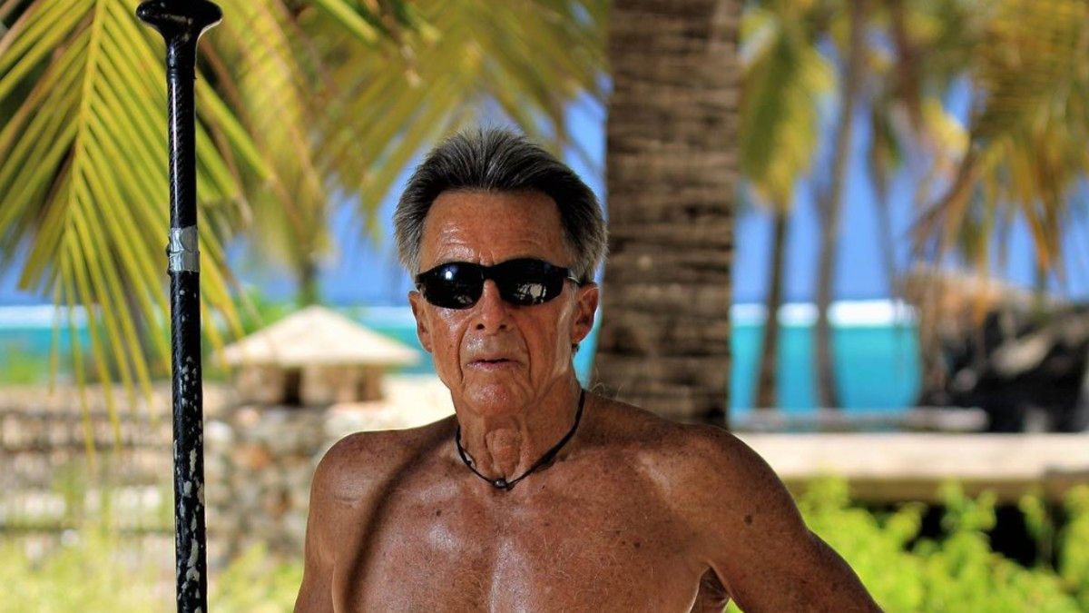 Felipe Pomar, aos 82 anos, surfa ondas e promove um estilo de vida saudável. Reprodução: Globo