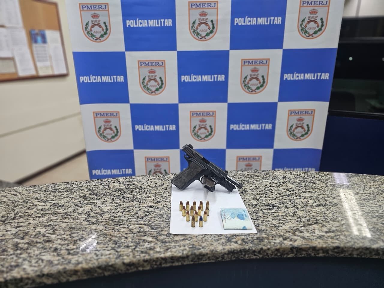 Suspeito detido pela PM em Barra Mansa com pistola apreendida. Legenda da imagem. Reprodução: G1