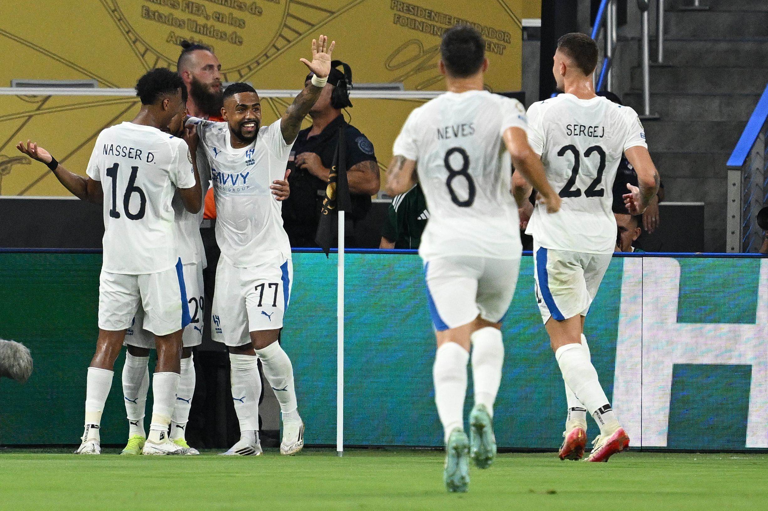 Jogadores do Al-Hilal celebram a vitória e a classificação para as oitavas de final da Copa do Mundo de Clubes.; Reprodução: Globo